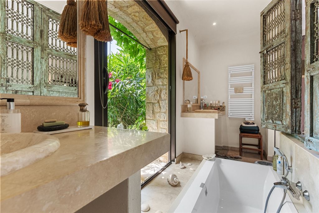 luxury provencale house 10 Rooms for sale on FAYENCE (83440)
