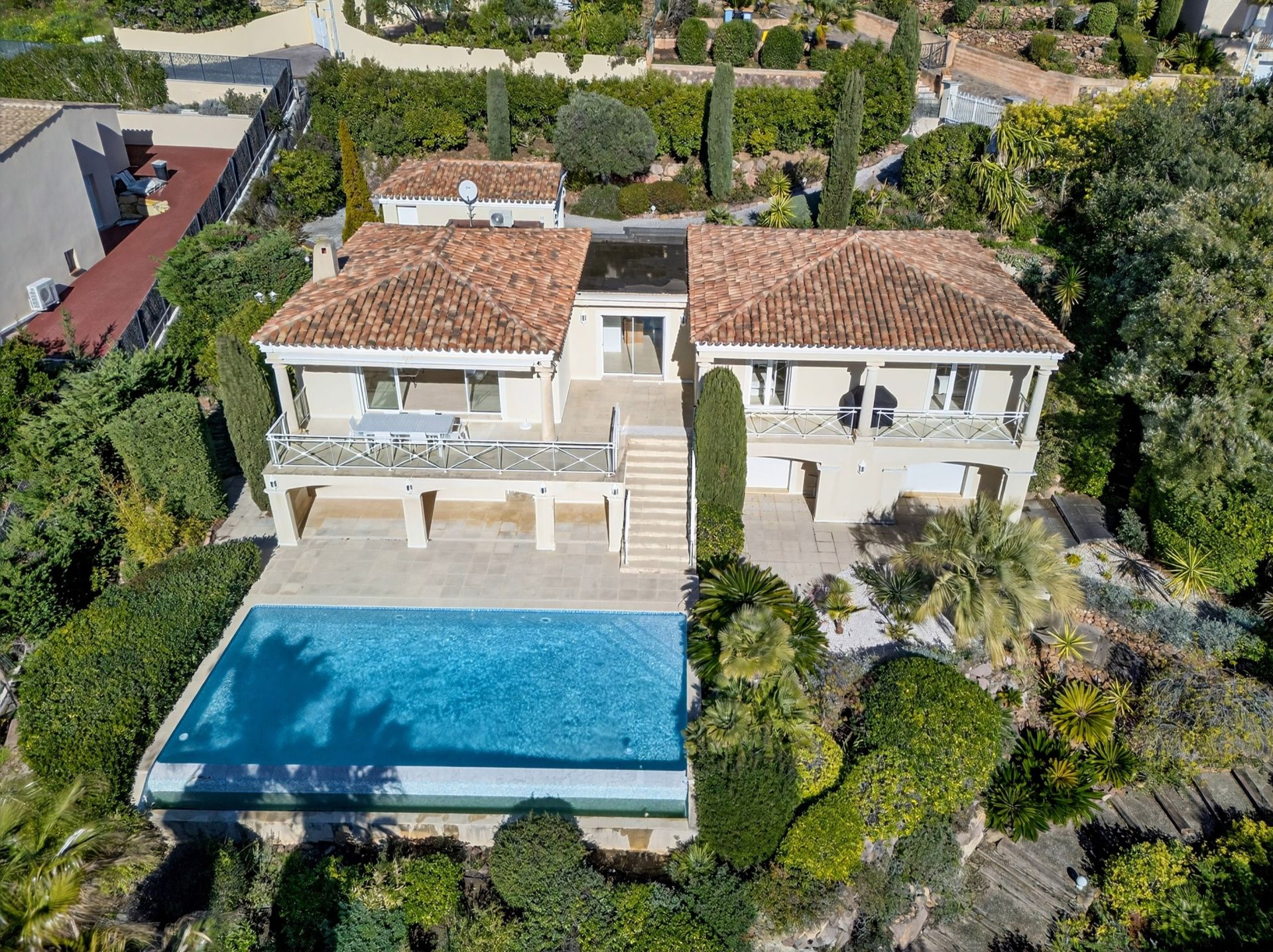 luxury villa 7 Rooms for sale on ANTHEOR (83530)