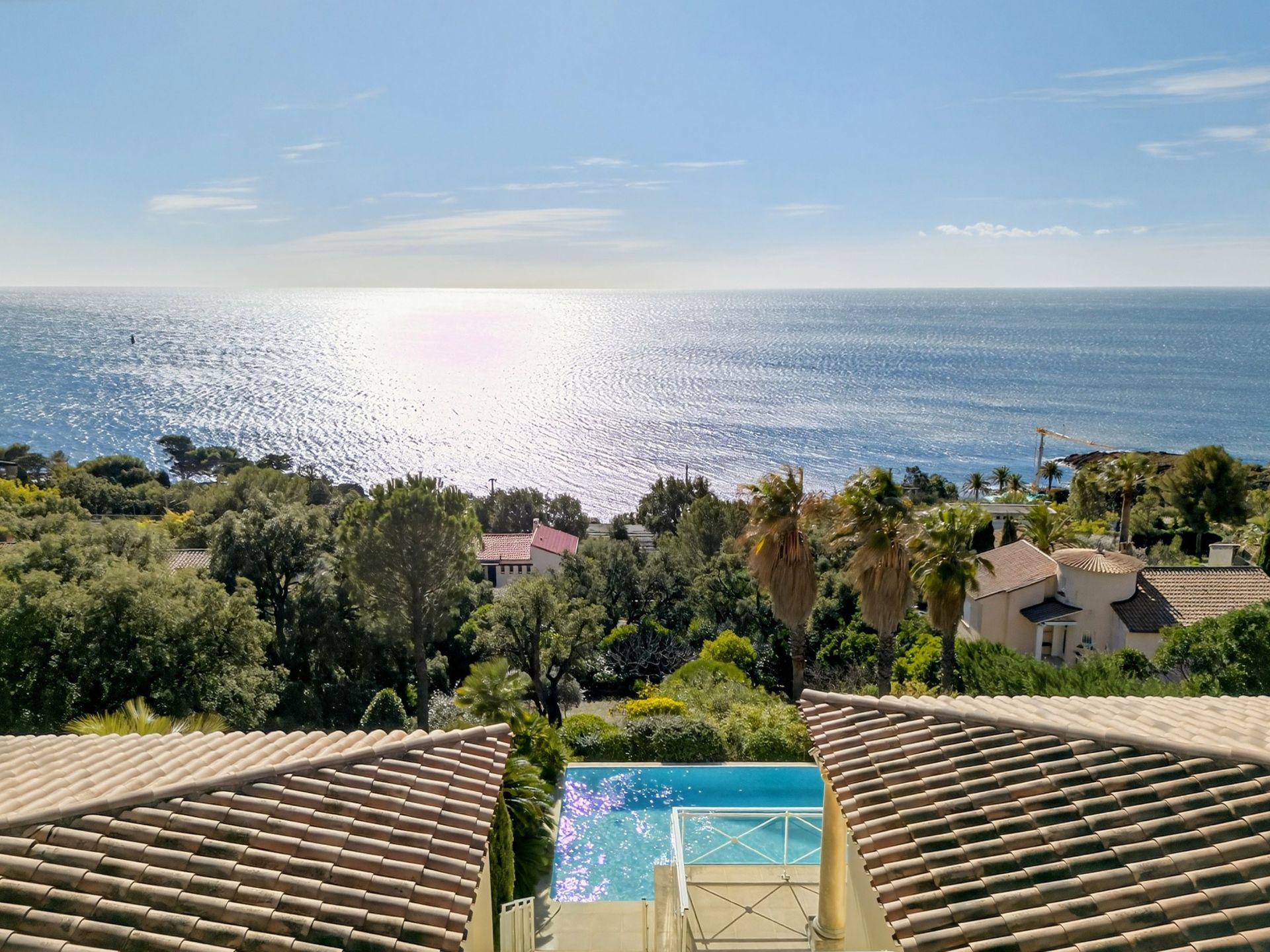 luxury villa 7 Rooms for sale on ANTHEOR (83530)