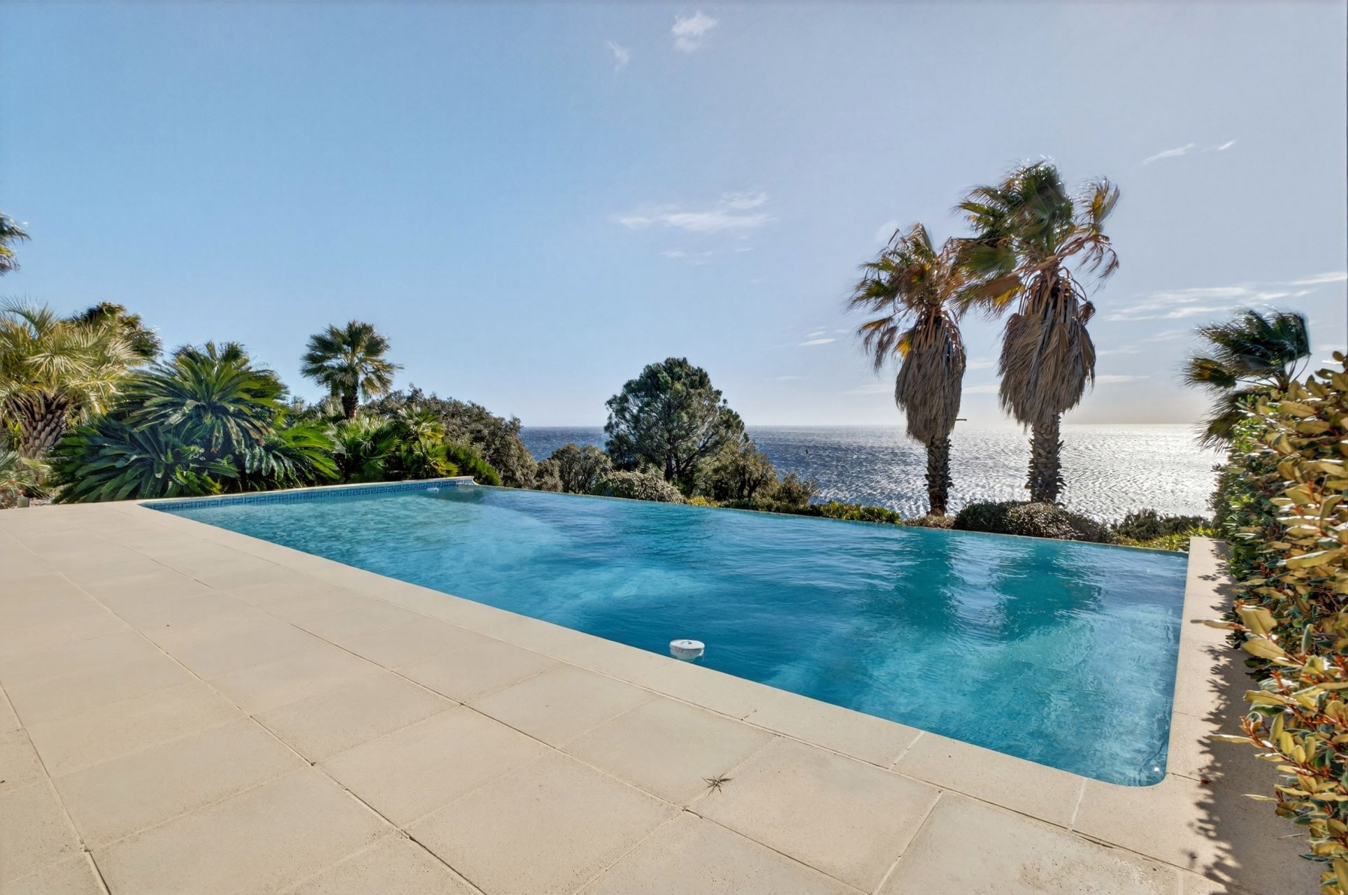 luxury villa 7 Rooms for sale on ANTHEOR (83530)