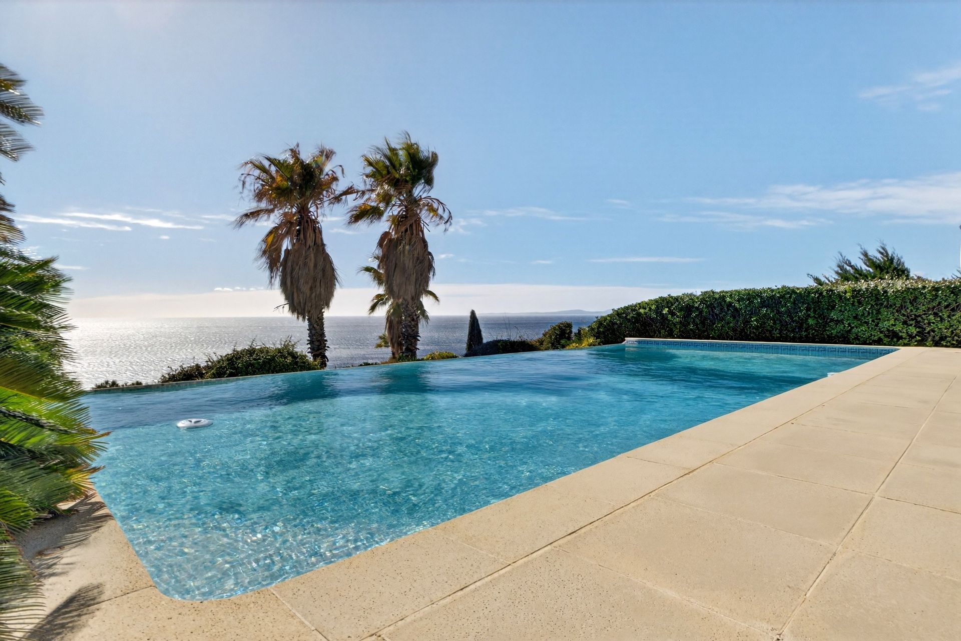 luxury villa 7 Rooms for sale on ANTHEOR (83530)