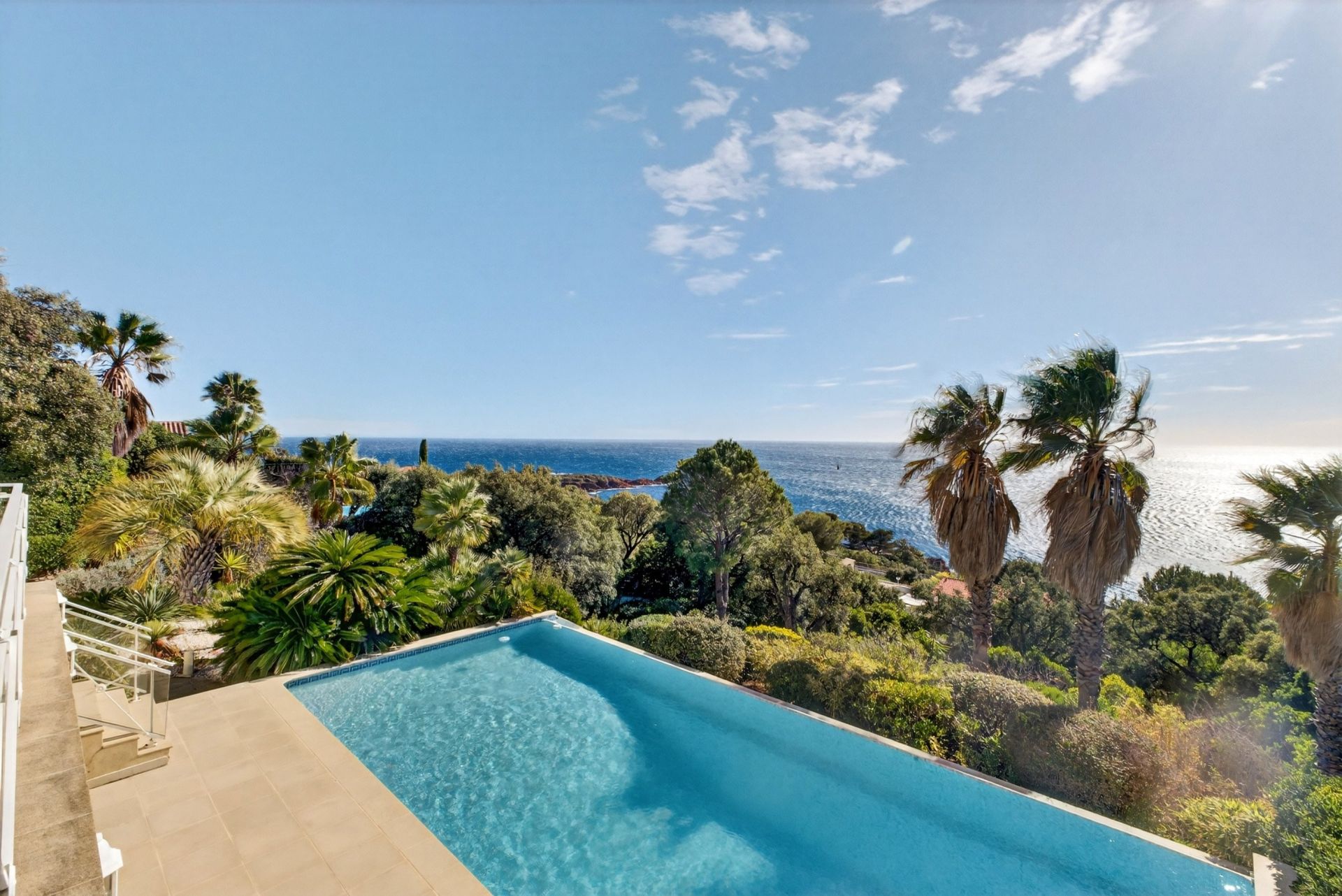 luxury villa 7 Rooms for sale on ANTHEOR (83530)