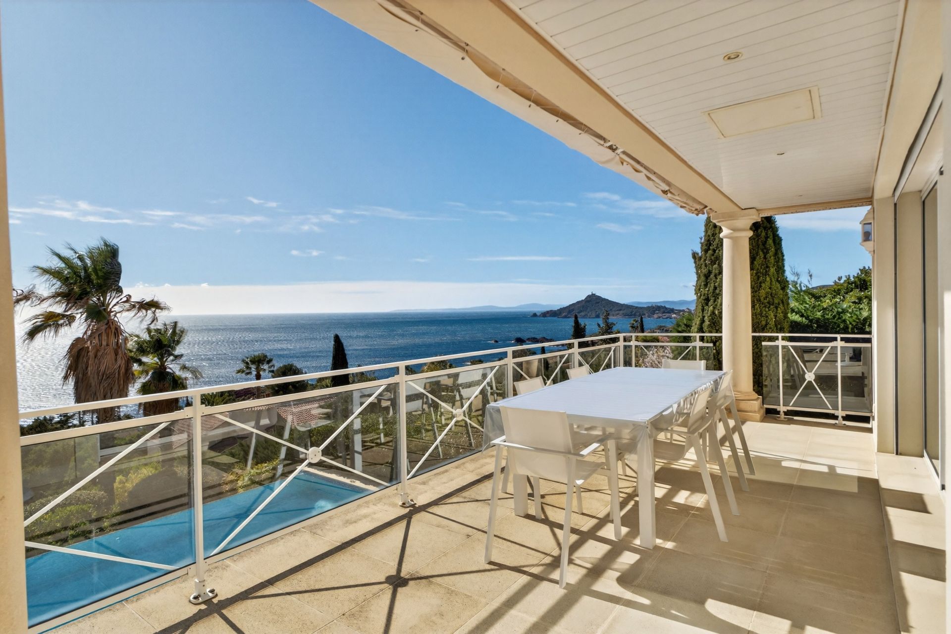 luxury villa 7 Rooms for sale on ANTHEOR (83530)