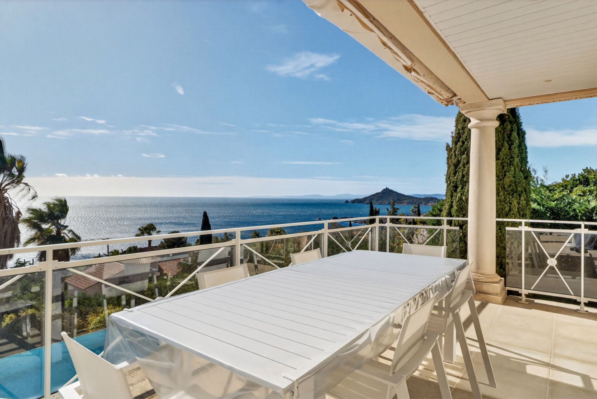 luxury villa 7 Rooms for sale on ANTHEOR (83530)