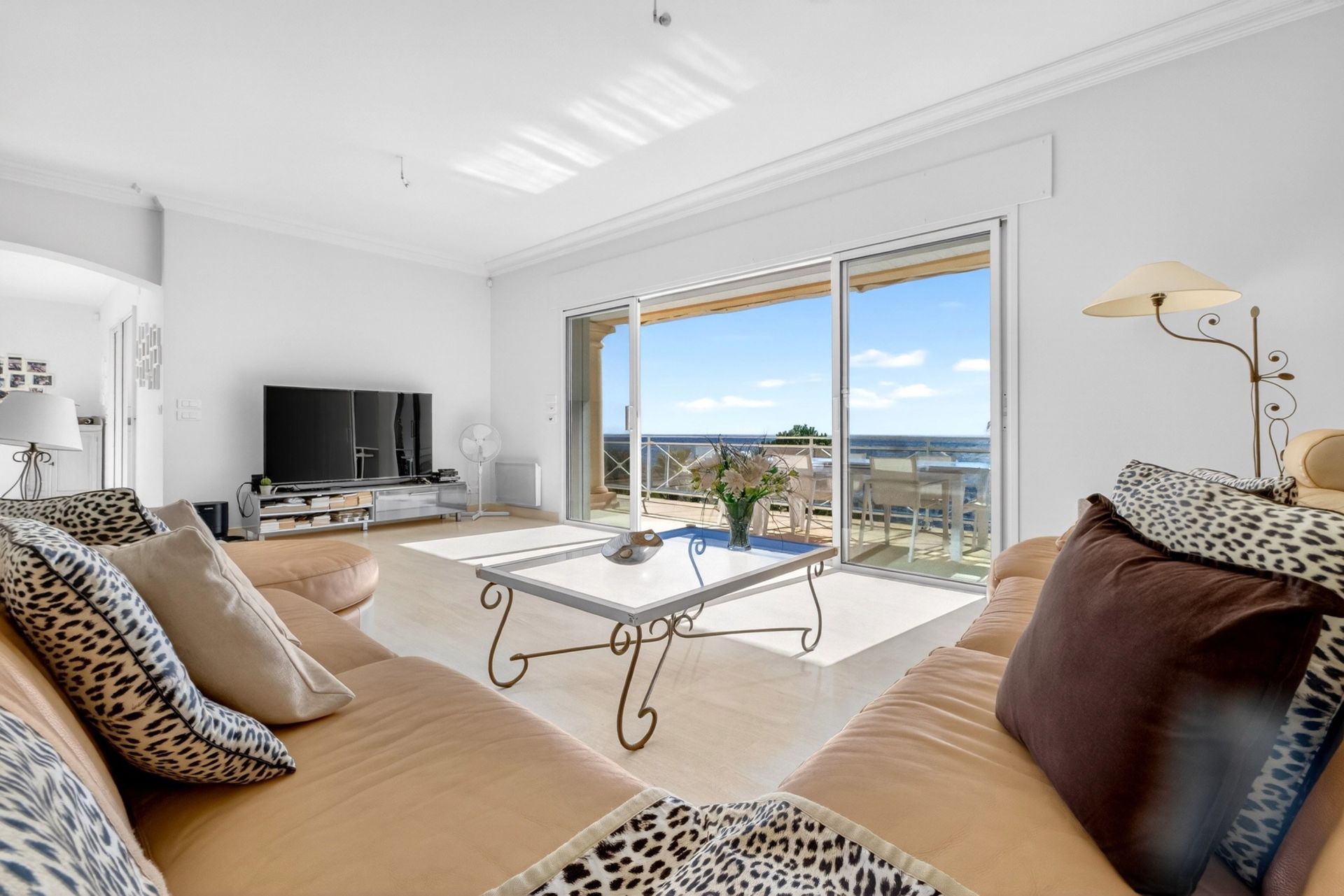 luxury villa 7 Rooms for sale on ANTHEOR (83530)