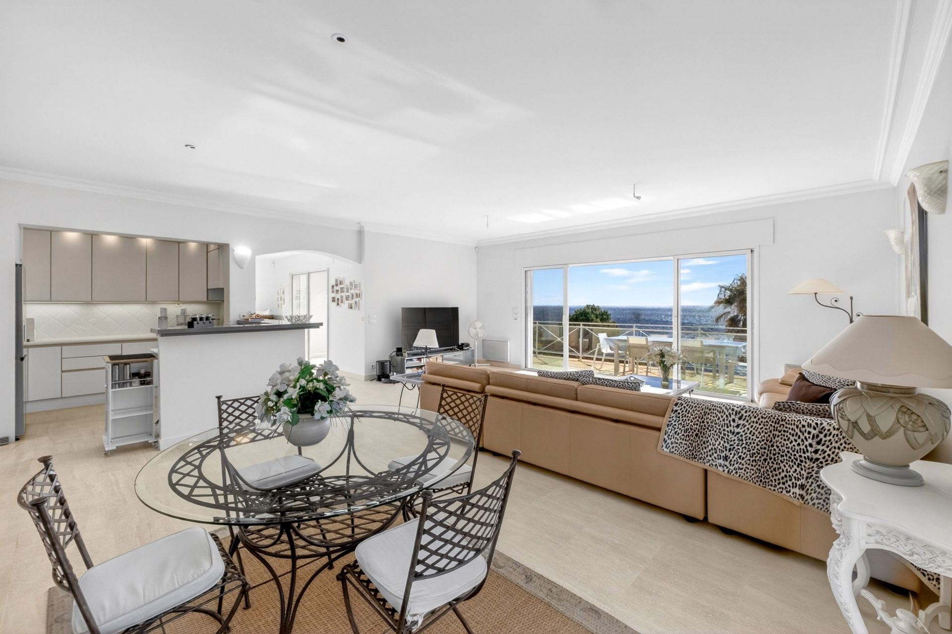 luxury villa 7 Rooms for sale on ANTHEOR (83530)