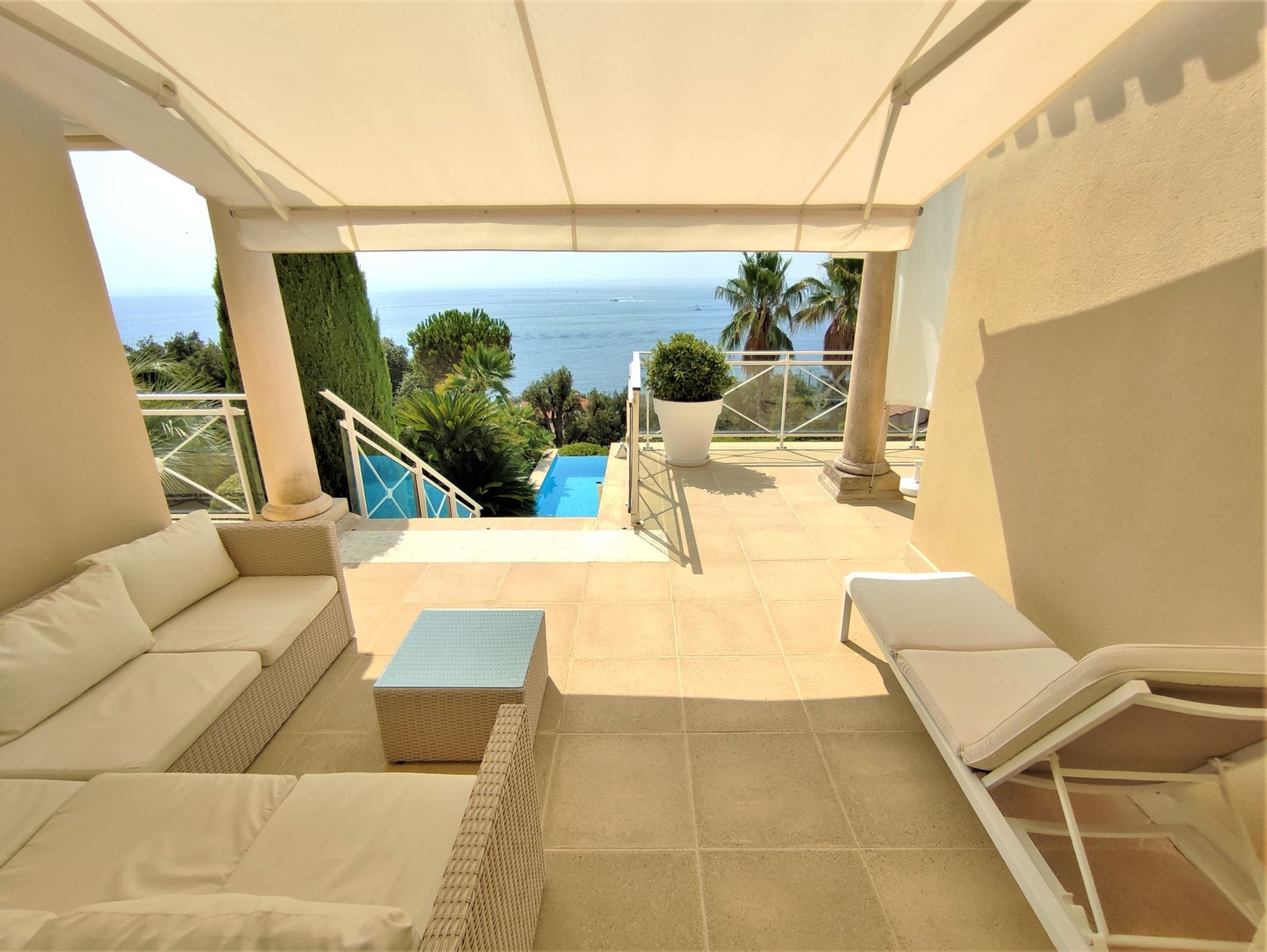 luxury villa 7 Rooms for sale on ANTHEOR (83530)