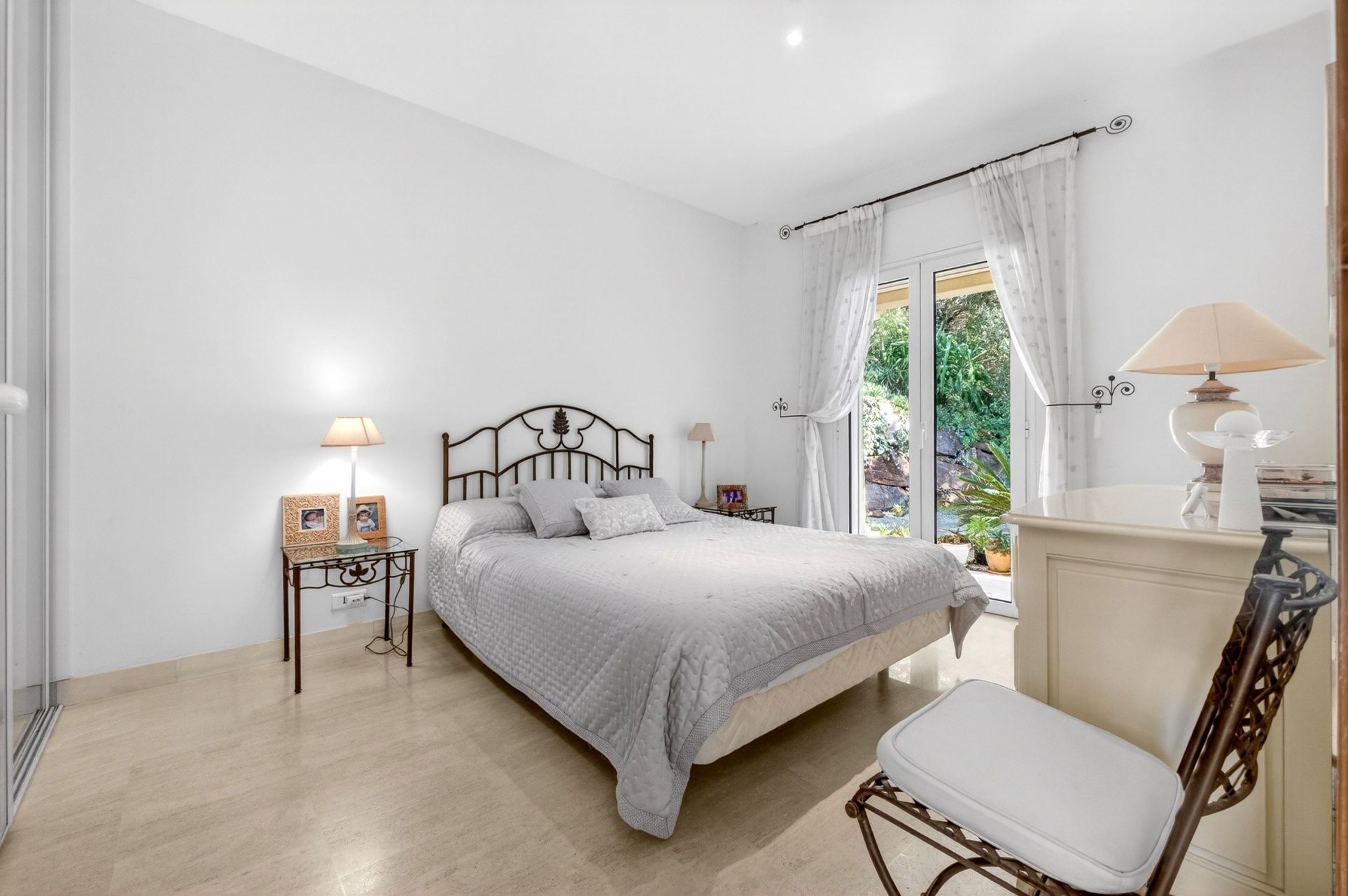luxury villa 7 Rooms for sale on ANTHEOR (83530)