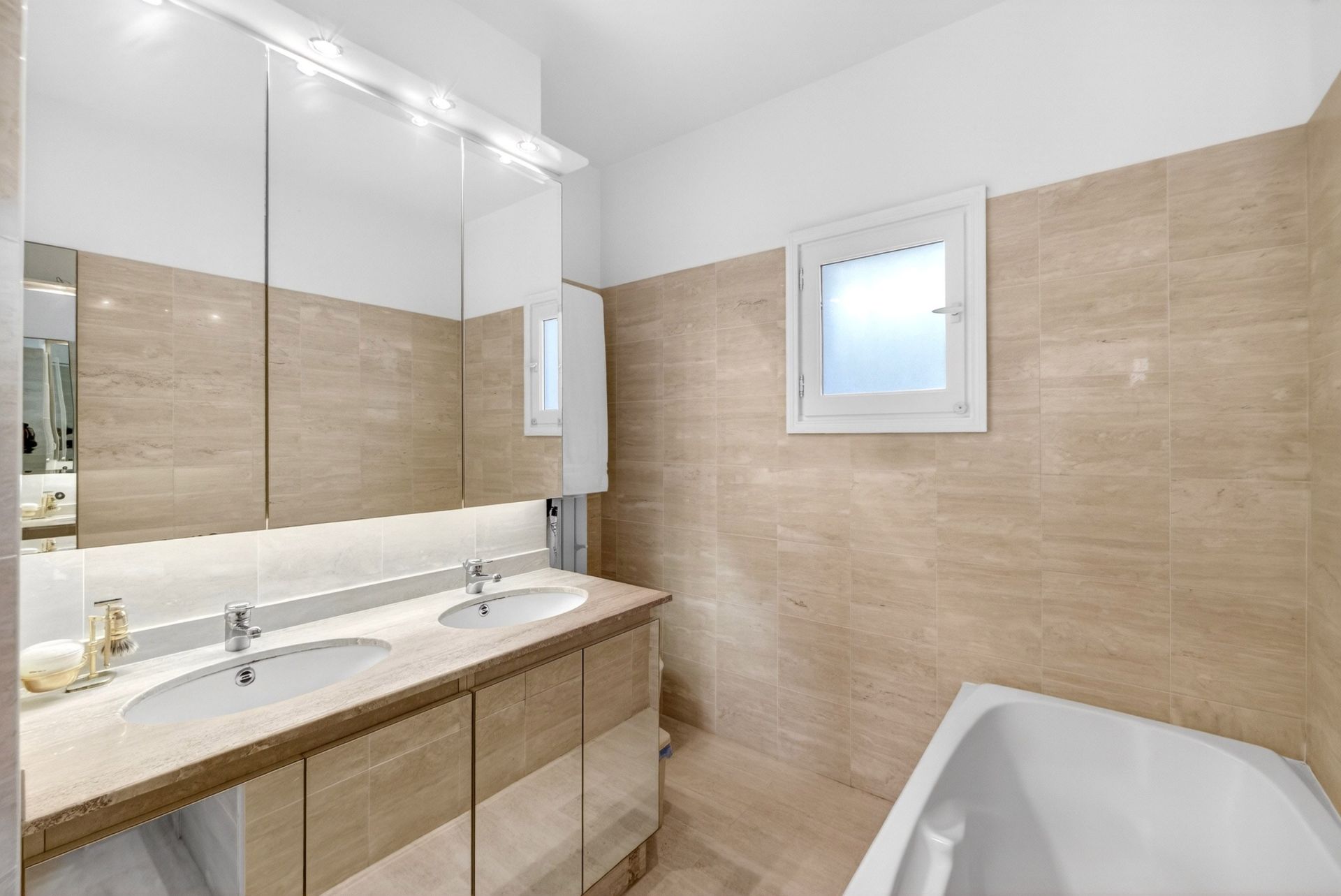 luxury villa 7 Rooms for sale on ANTHEOR (83530)