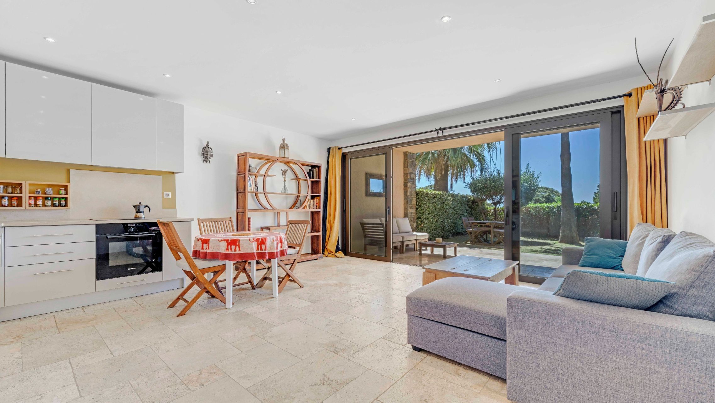 luxury apartment 3 Rooms for sale on LES ISSAMBRES (83380)