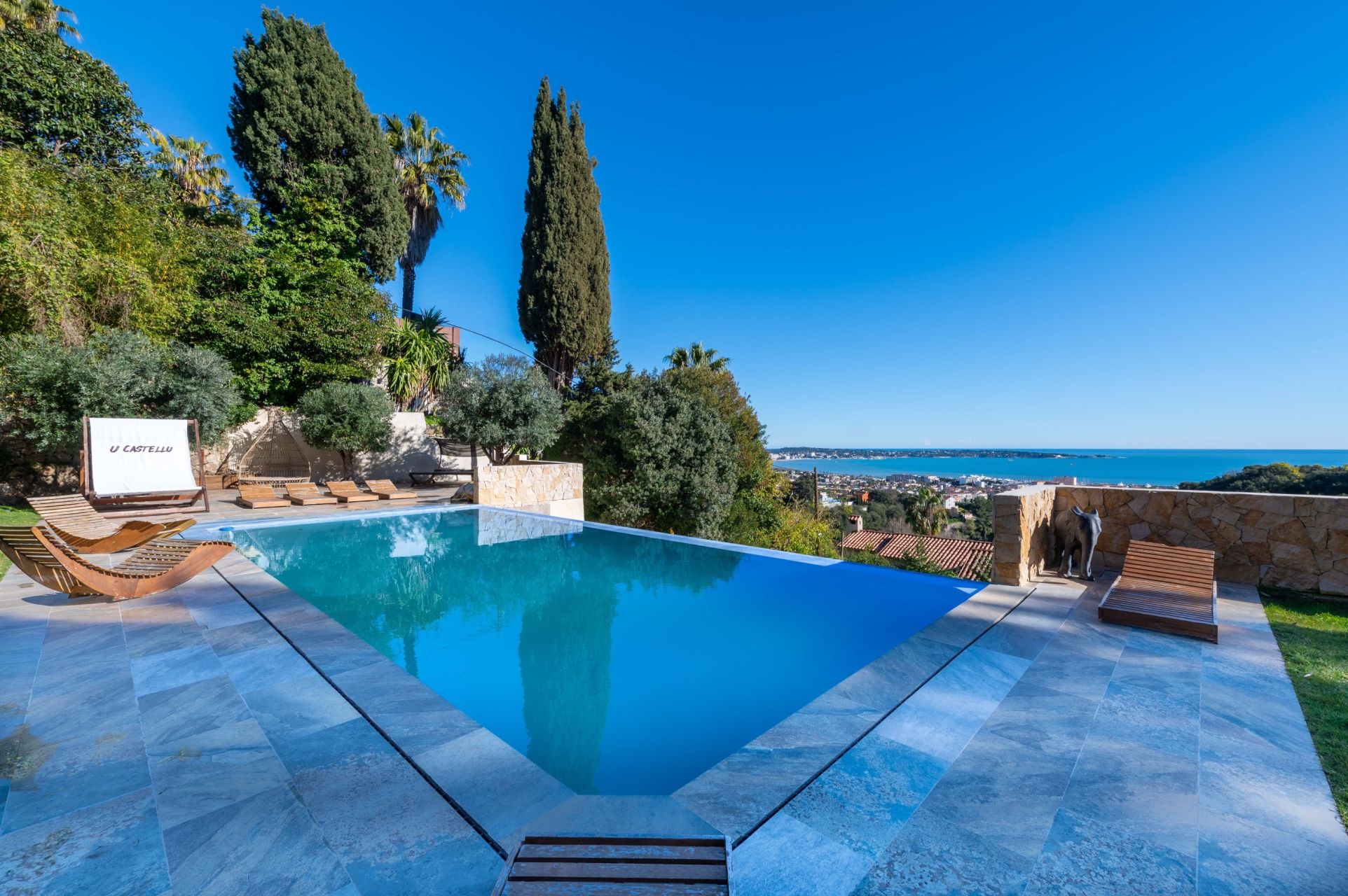 luxury villa 6 Rooms for sale on LE GOLFE JUAN (06220)