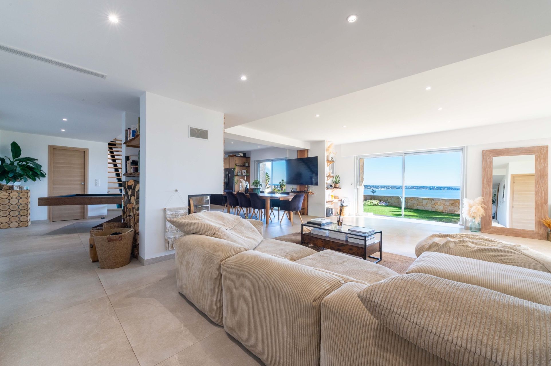 luxury villa 6 Rooms for sale on LE GOLFE JUAN (06220)