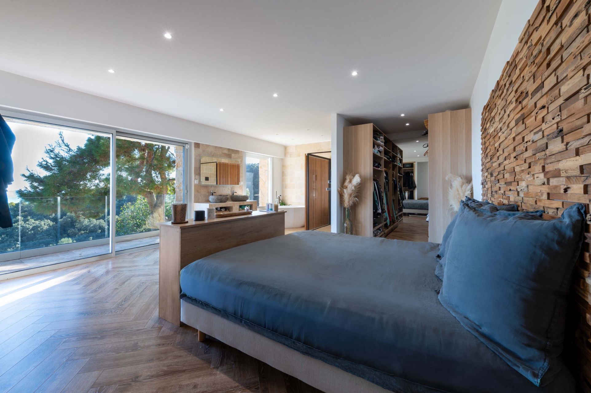 luxury villa 6 Rooms for sale on LE GOLFE JUAN (06220)