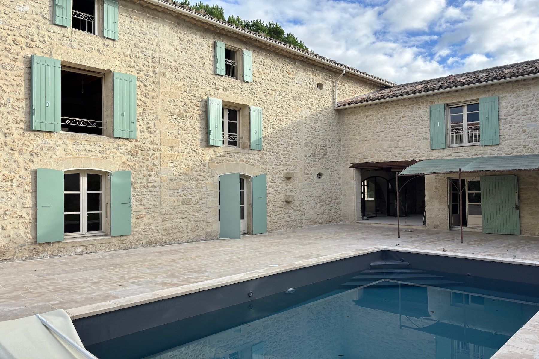 mas 8 Rooms for sale on UZES (30700)