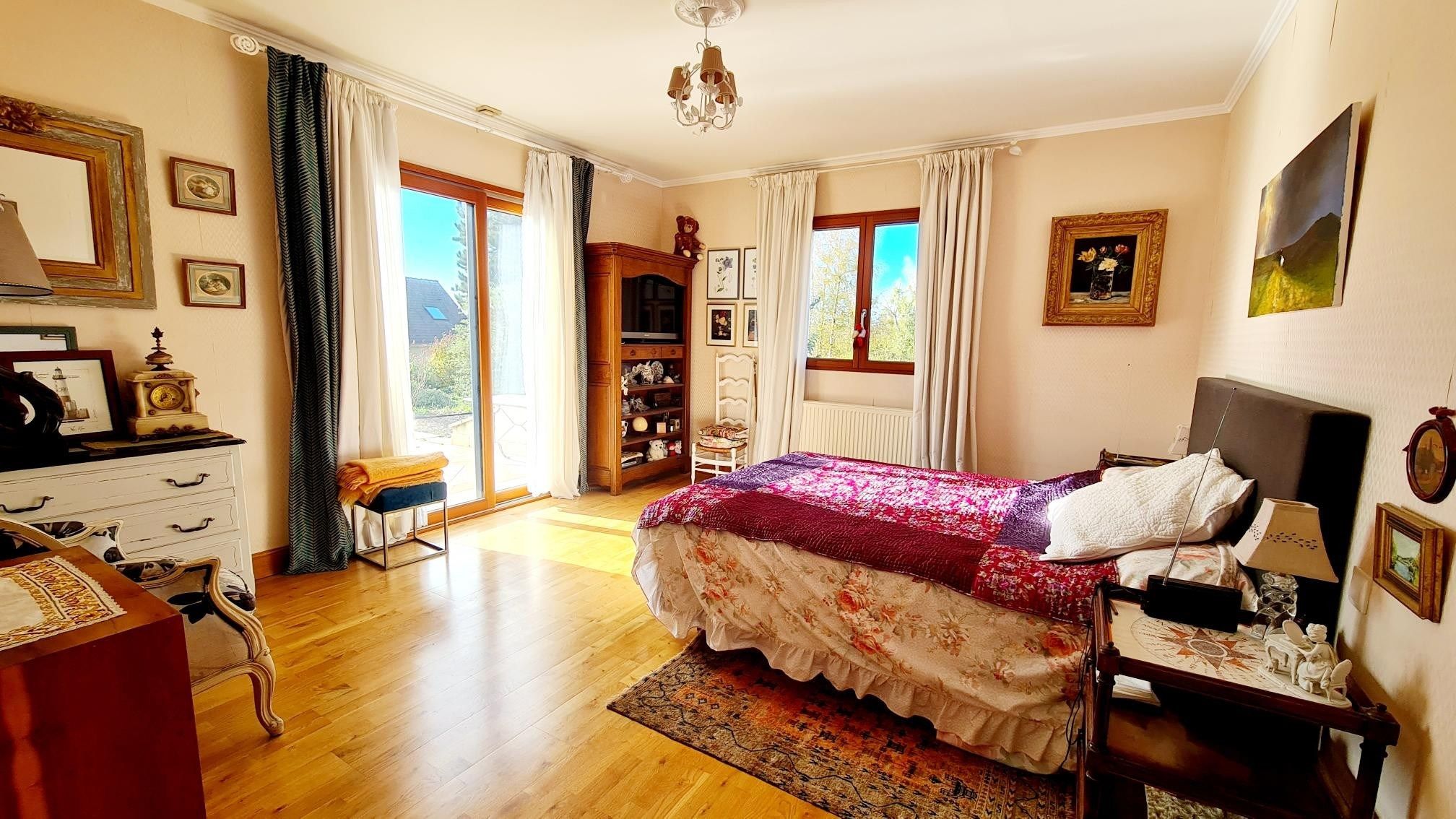 luxury house 8 Rooms for sale on PONT L EVEQUE (14130)