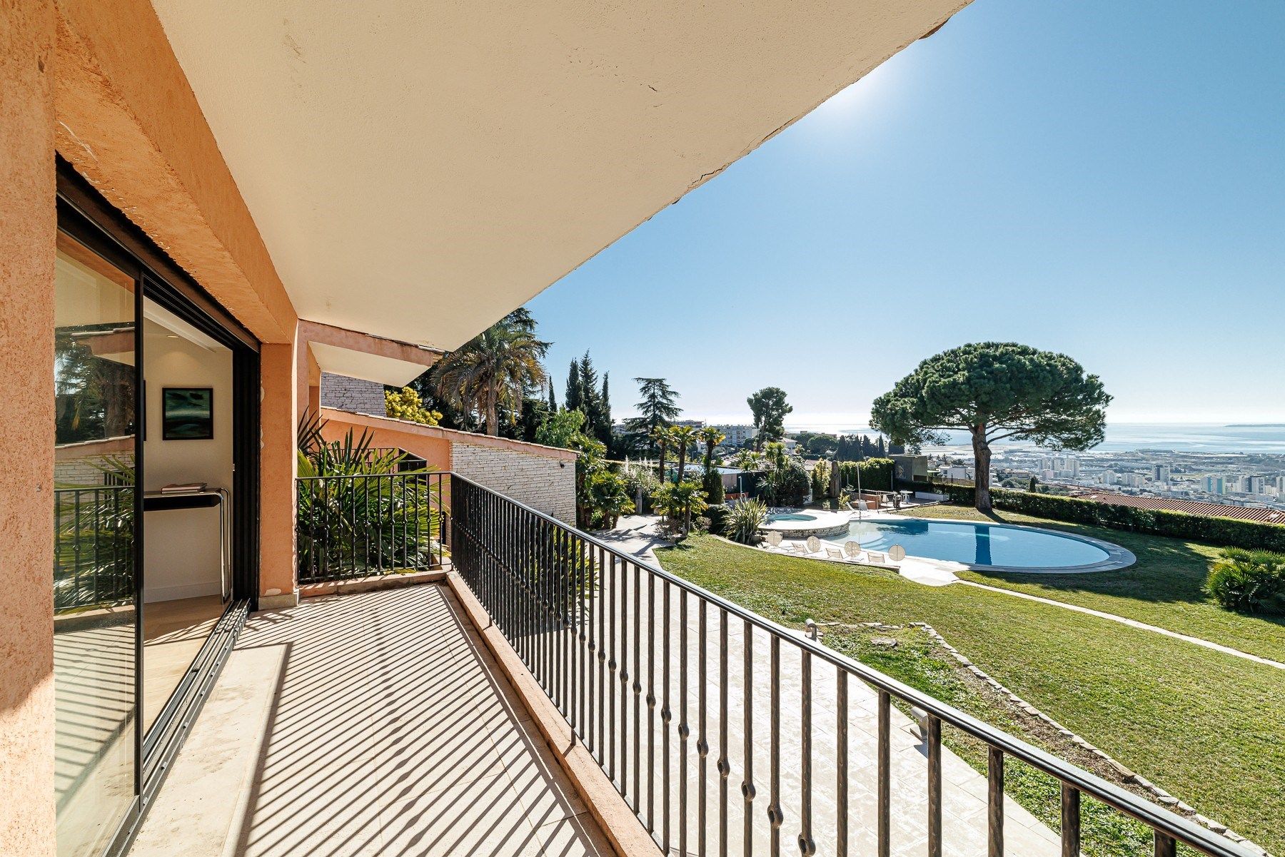 luxury villa 8 Rooms for sale on NICE (06000)