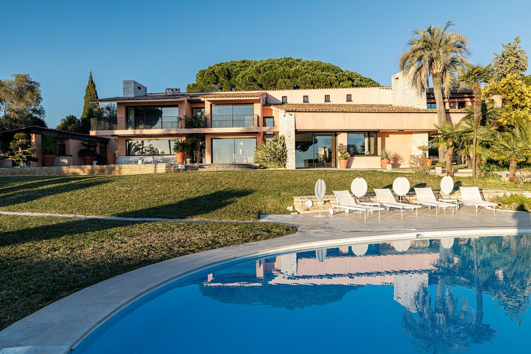 luxury villa 8 Rooms for sale on NICE (06000)