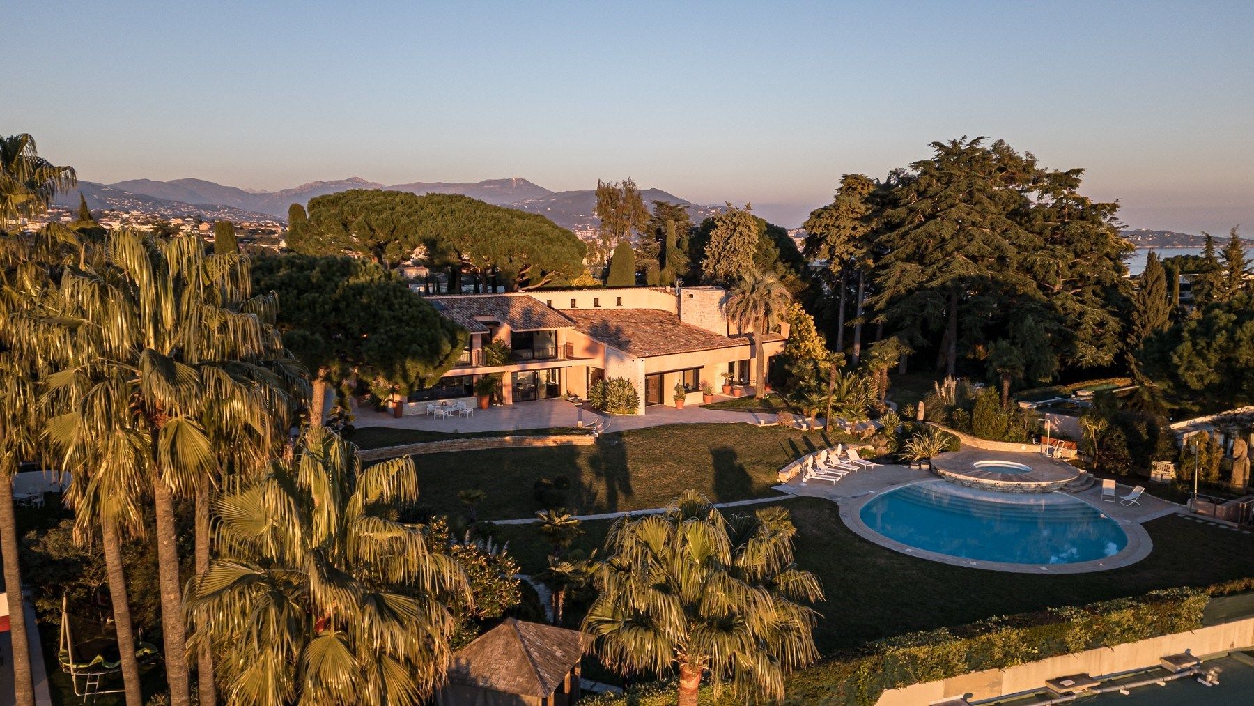 luxury villa 8 Rooms for sale on NICE (06000)
