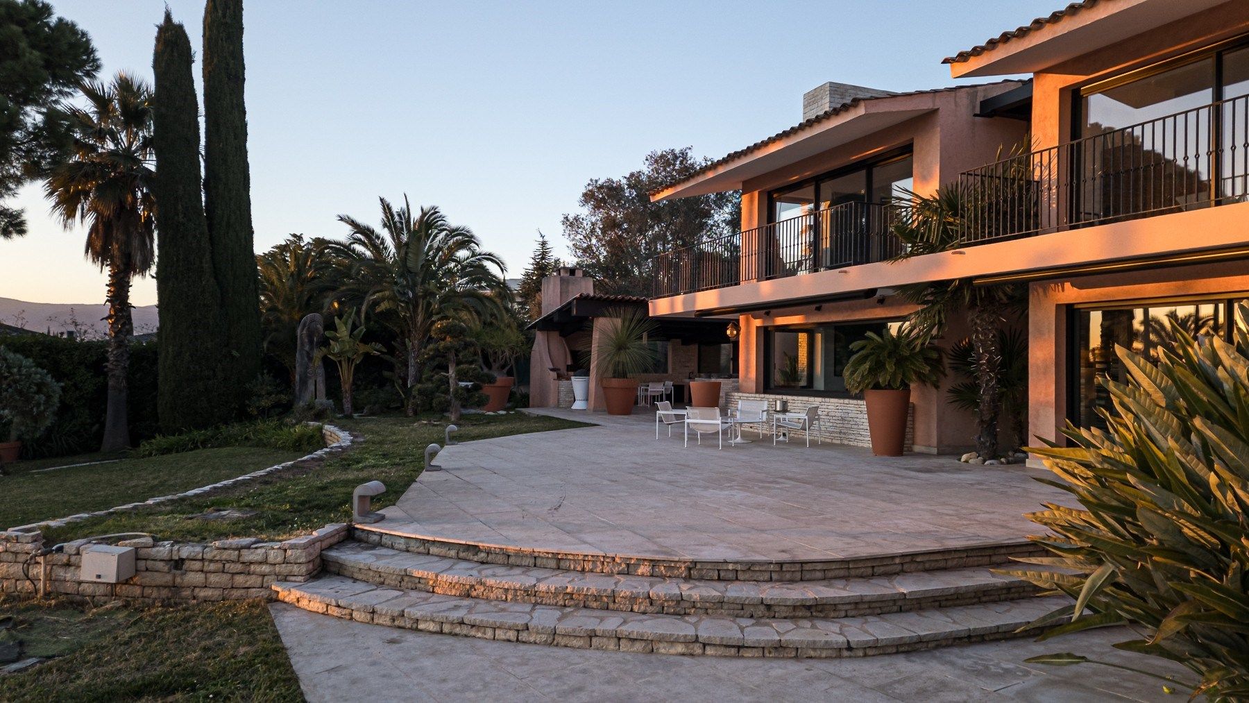 luxury villa 8 Rooms for sale on NICE (06000)