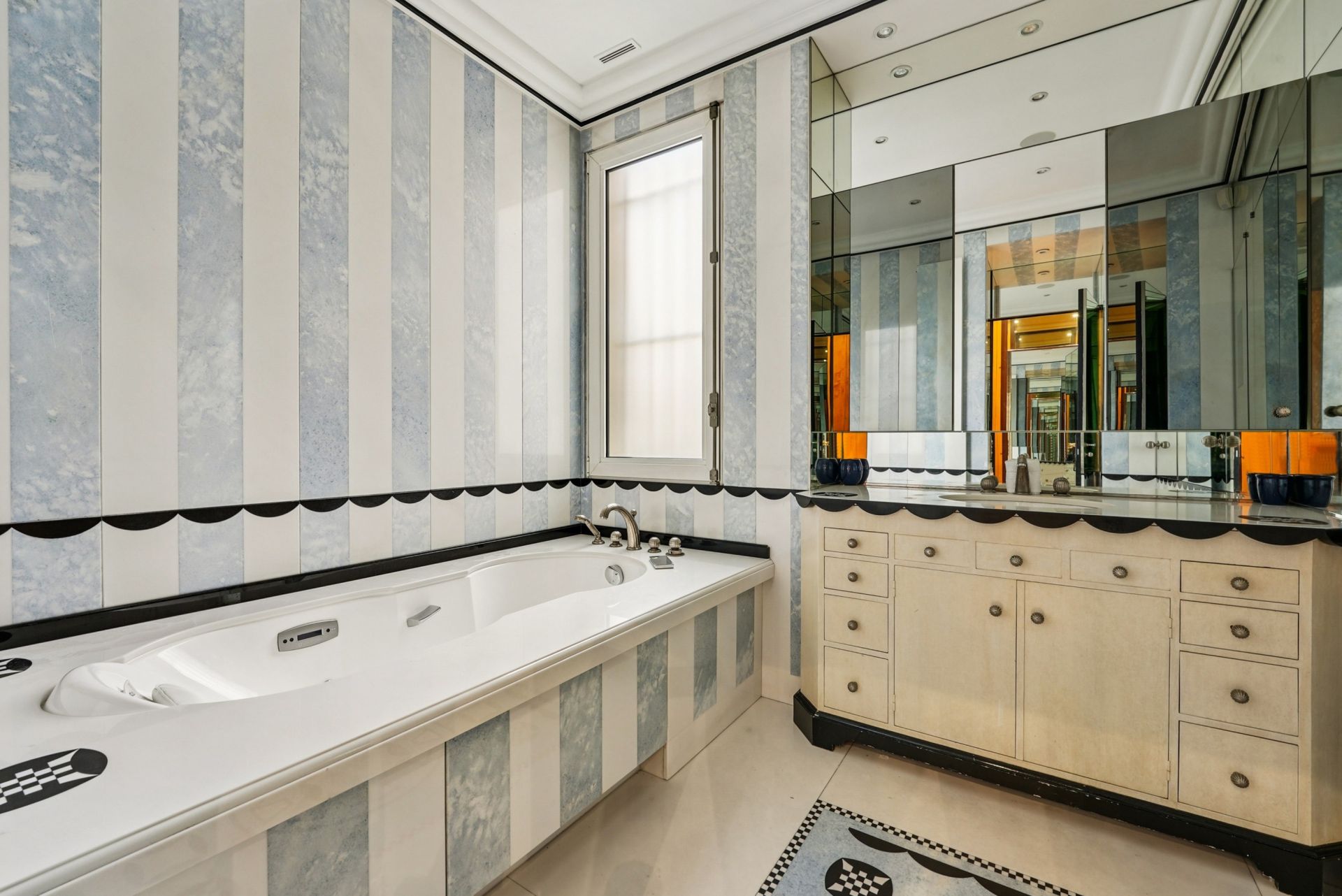 luxury apartment 7 Rooms for sale on PARIS (75116)