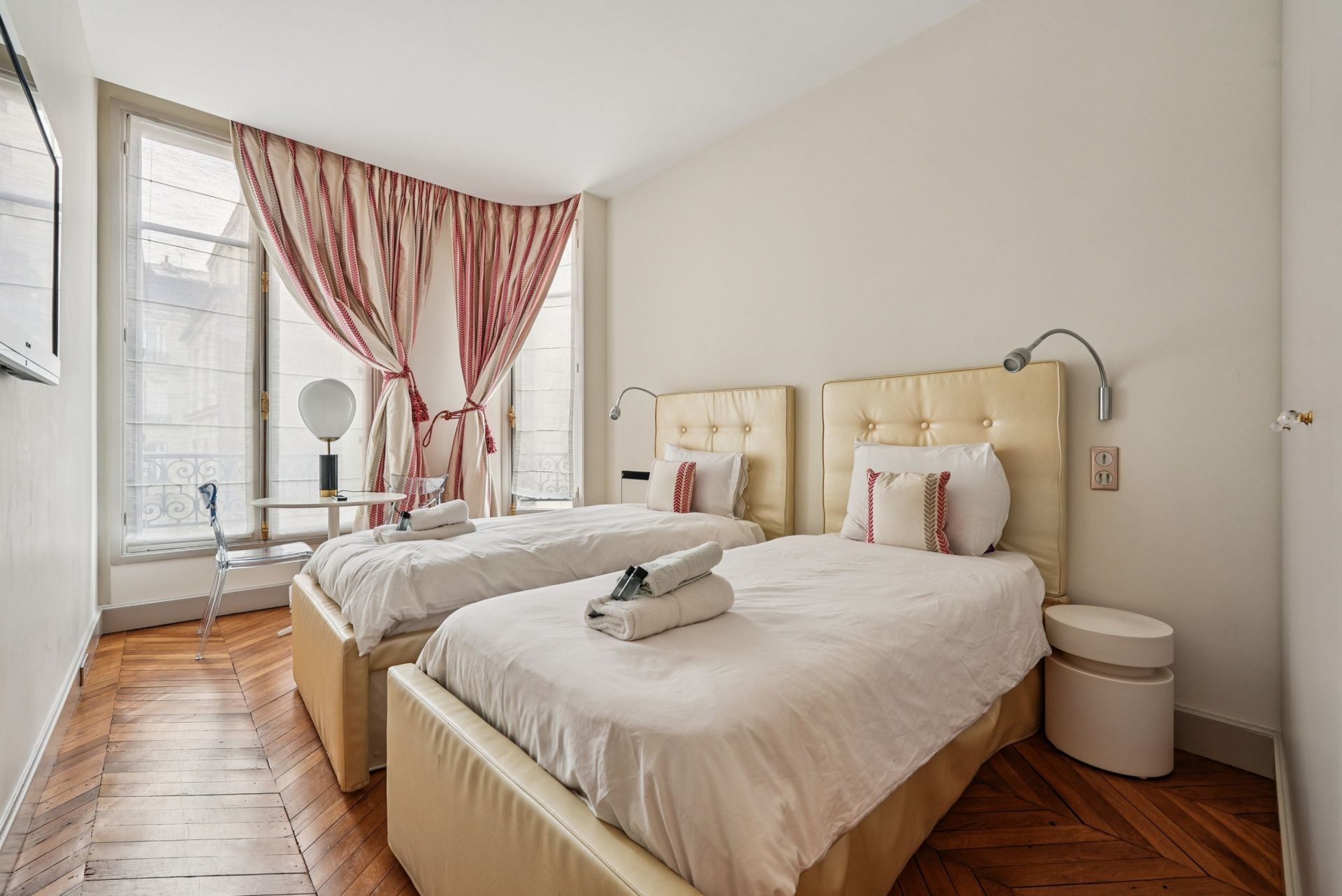 luxury apartment 7 Rooms for sale on PARIS (75116)