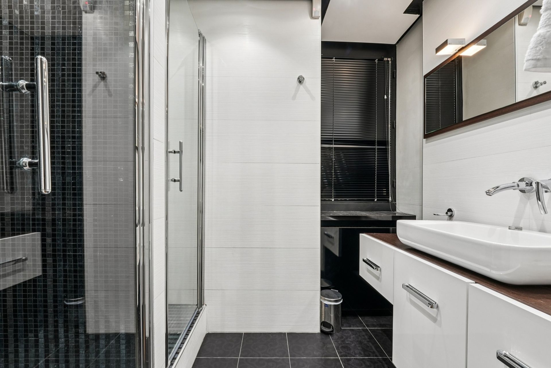 luxury apartment 7 Rooms for sale on PARIS (75116)