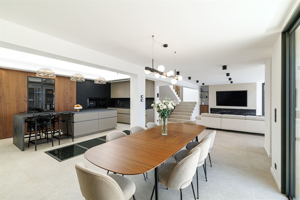 contemporary house 10 Rooms for sale on MANDELIEU LA NAPOULE (06210)