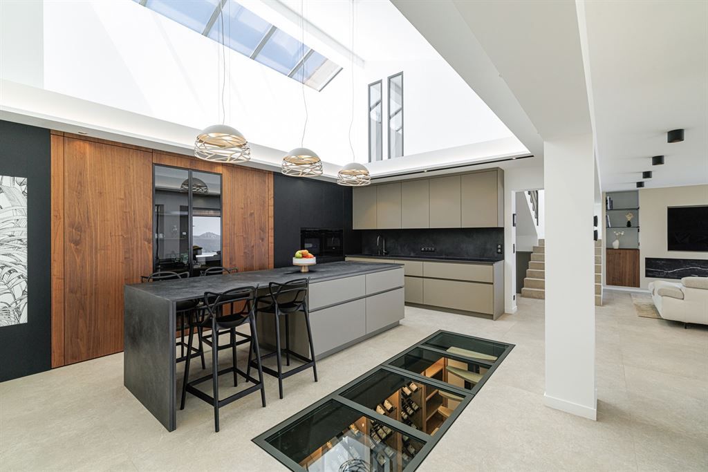 contemporary house 10 Rooms for sale on MANDELIEU LA NAPOULE (06210)