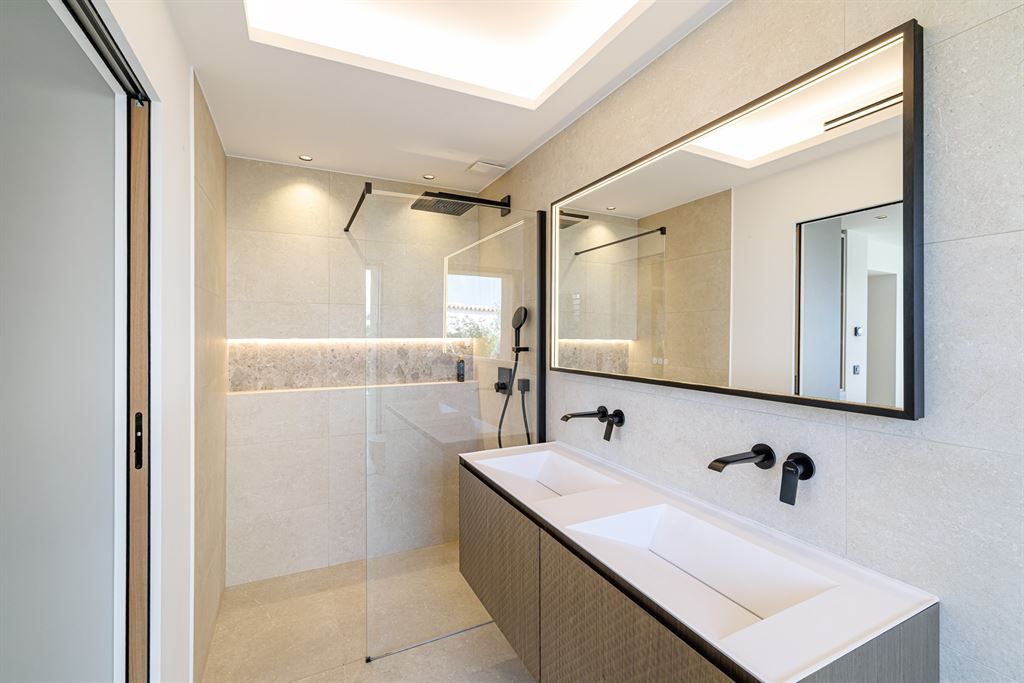contemporary house 10 Rooms for sale on MANDELIEU LA NAPOULE (06210)