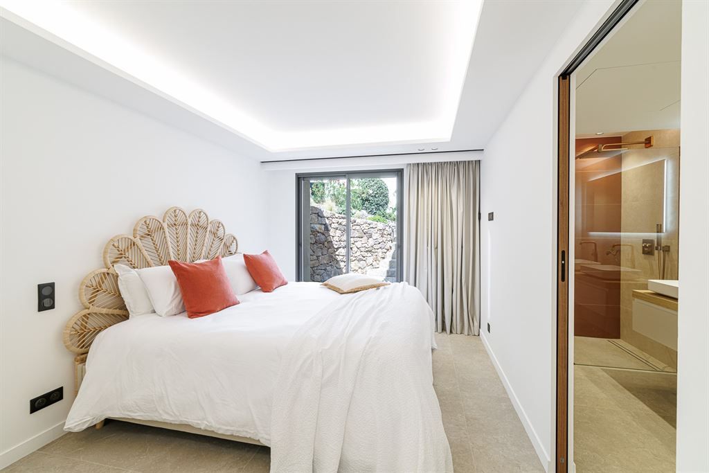 contemporary house 10 Rooms for sale on MANDELIEU LA NAPOULE (06210)