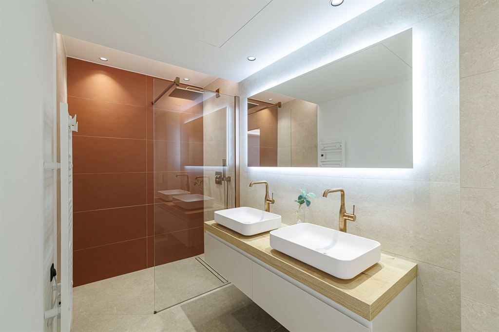 contemporary house 10 Rooms for sale on MANDELIEU LA NAPOULE (06210)