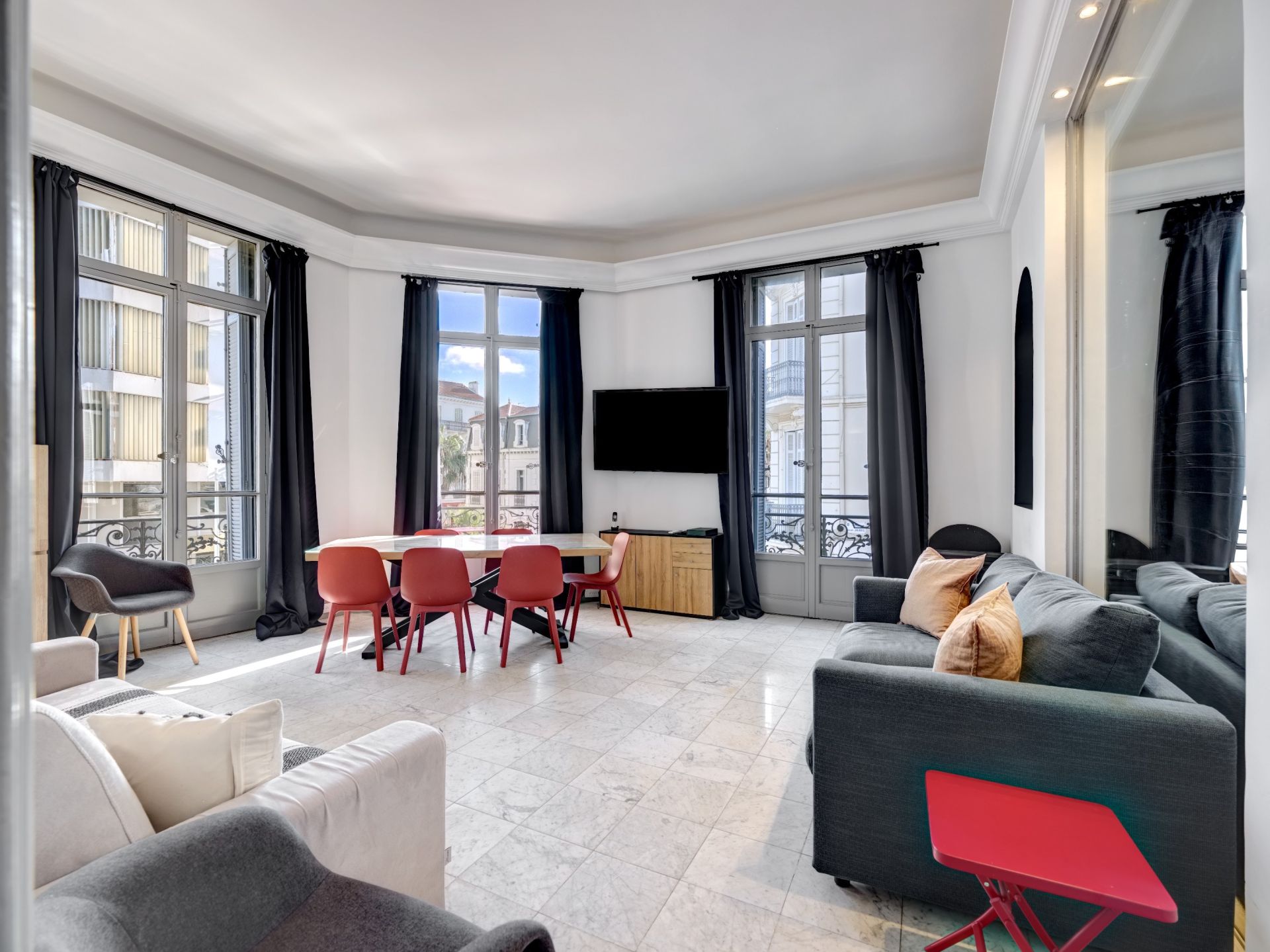 luxury apartment 5 Rooms for sale on CANNES (06400)