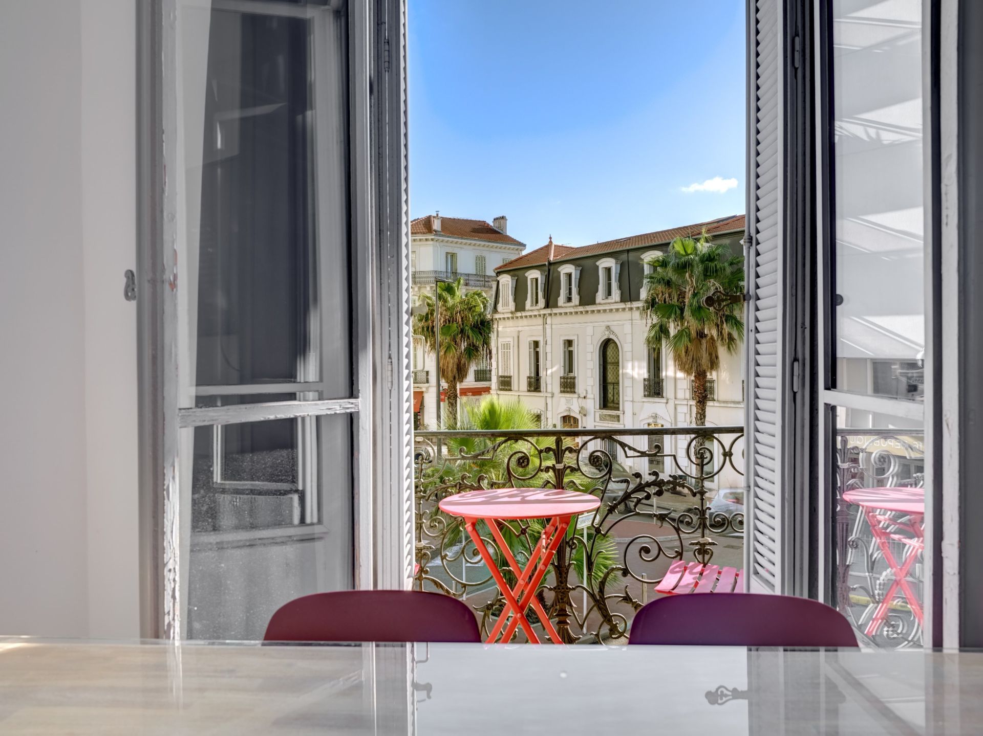 luxury apartment 5 Rooms for sale on CANNES (06400)