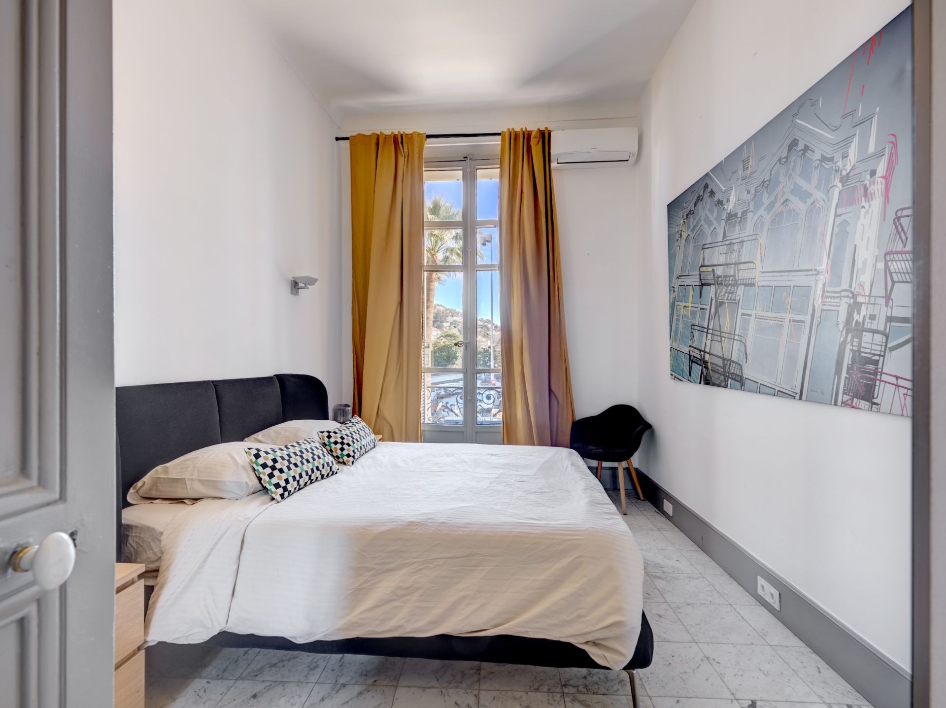 luxury apartment 5 Rooms for sale on CANNES (06400)
