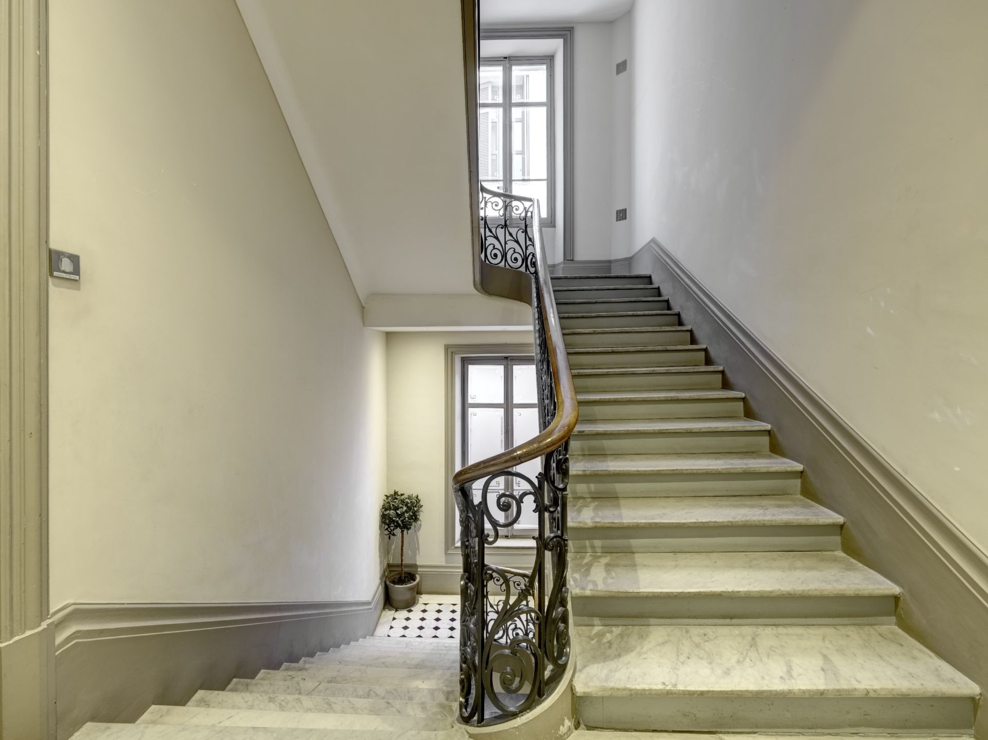 luxury apartment 5 Rooms for sale on CANNES (06400)