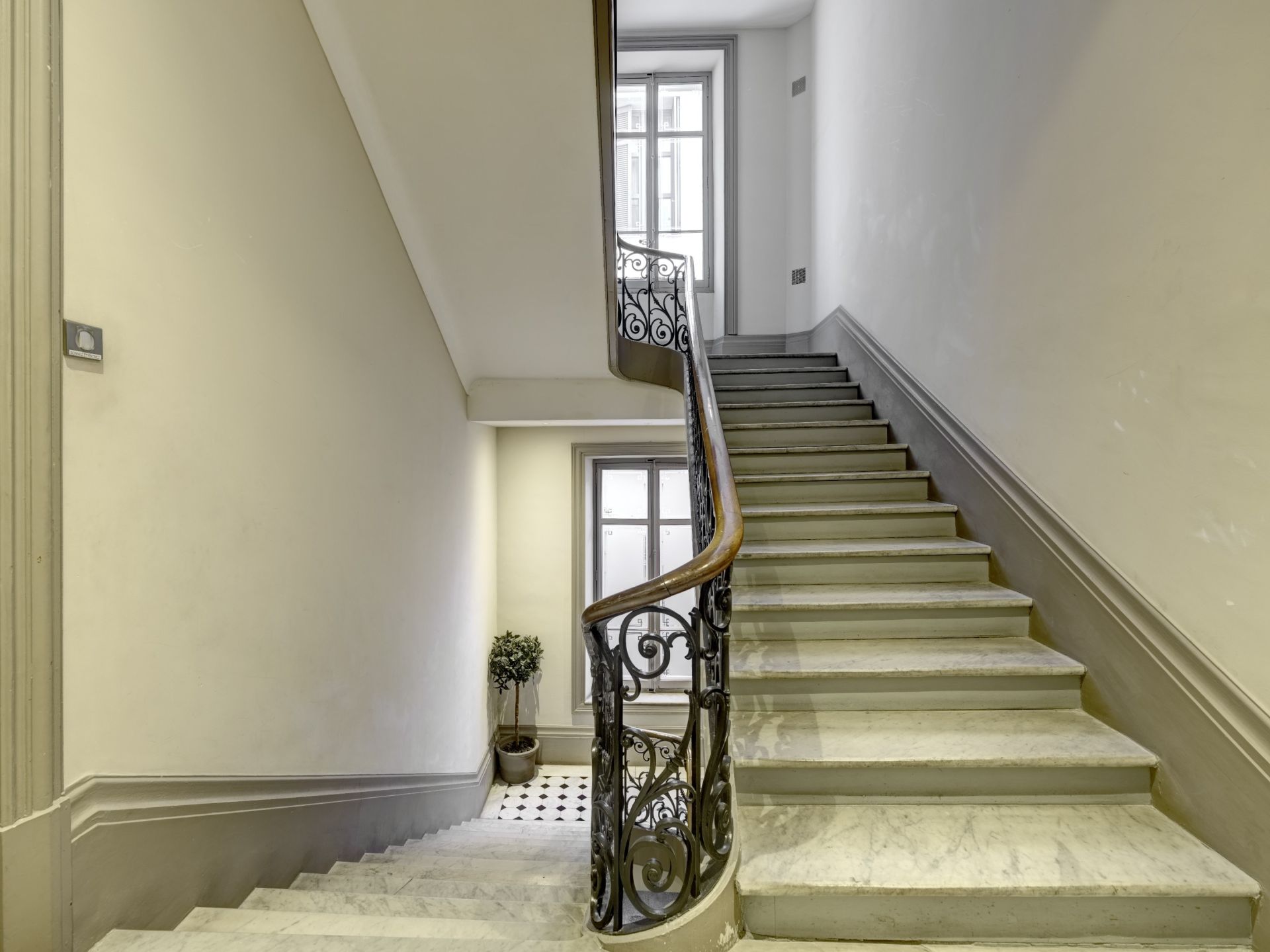 luxury apartment 5 Rooms for sale on CANNES (06400)