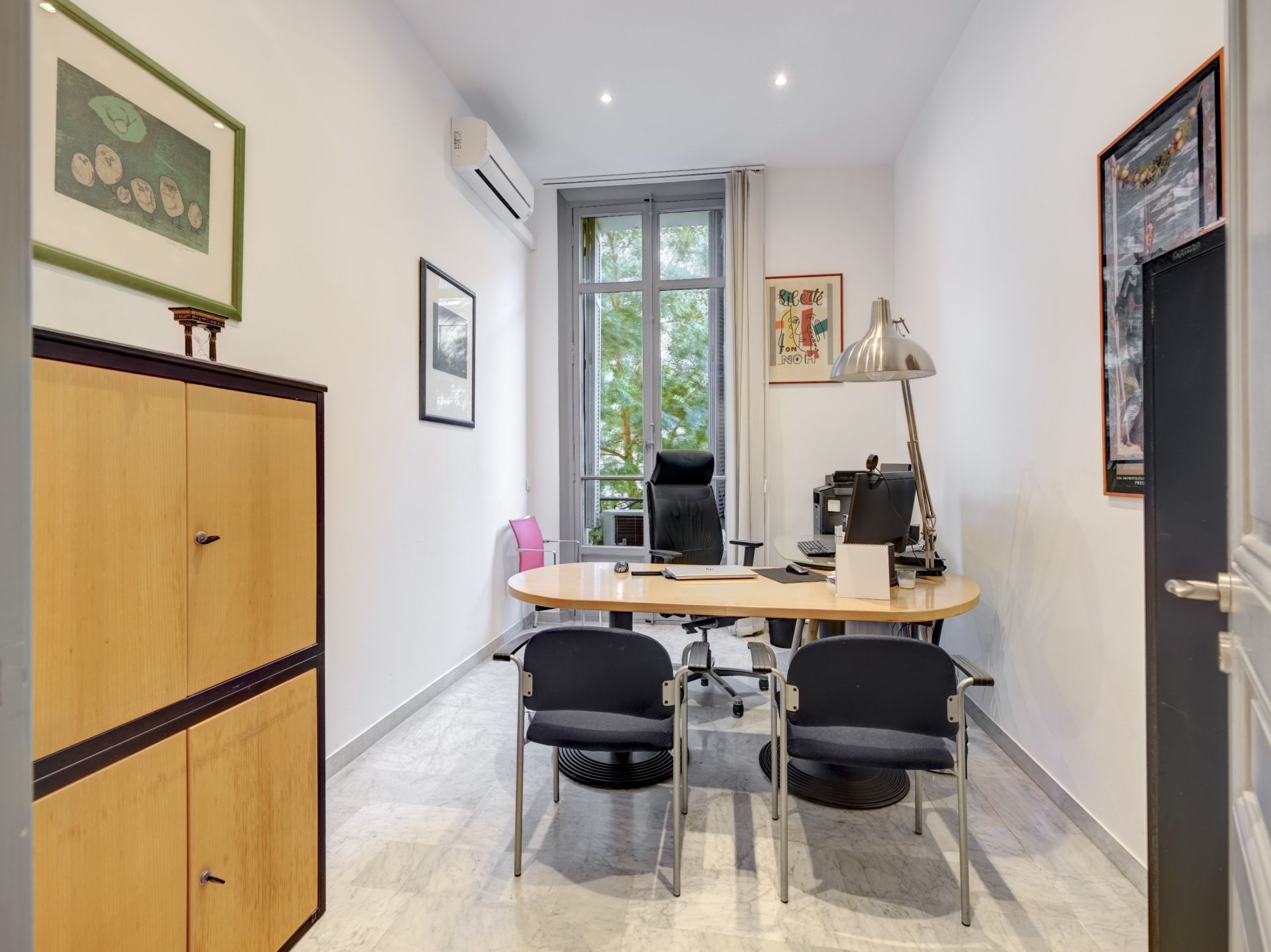 luxury apartment 5 Rooms for sale on CANNES (06400)