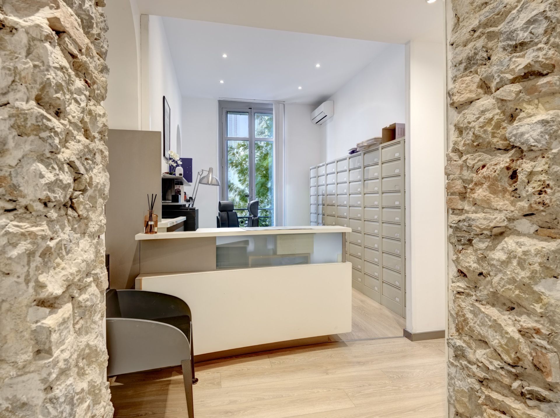 luxury apartment 5 Rooms for sale on CANNES (06400)