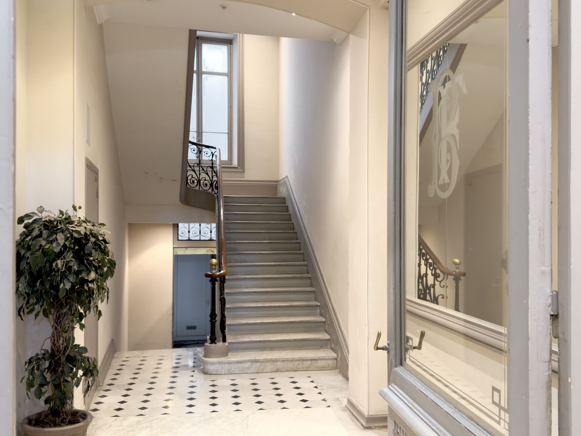 luxury apartment 5 Rooms for sale on CANNES (06400)