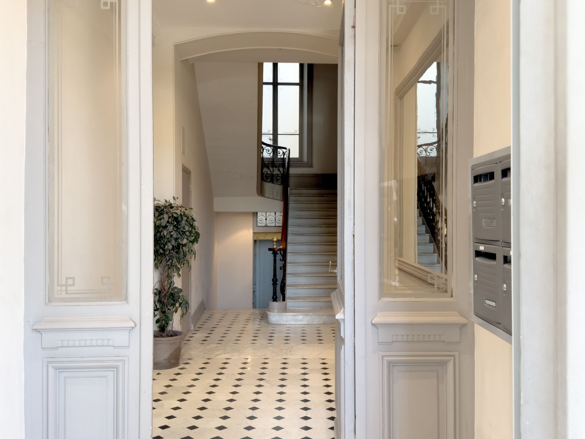 luxury apartment 5 Rooms for sale on CANNES (06400)