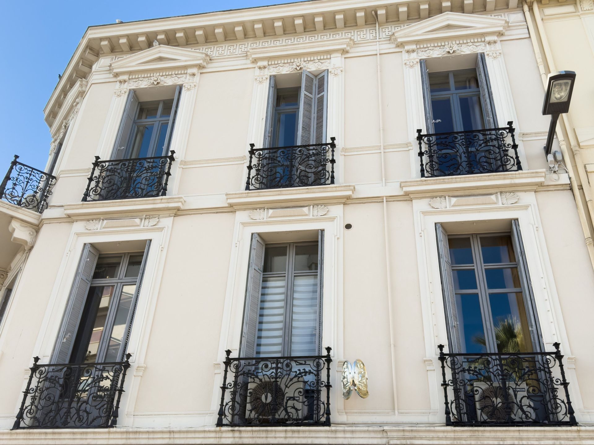 luxury apartment 5 Rooms for sale on CANNES (06400)