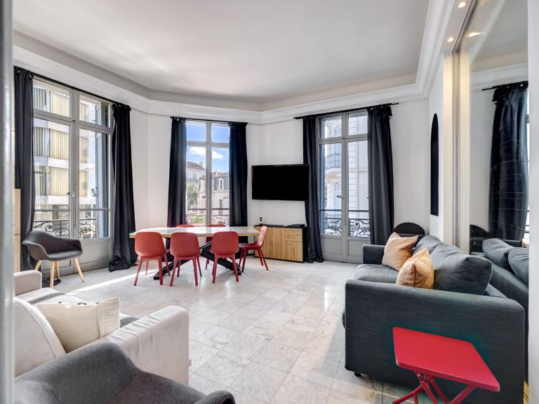 luxury apartment 5 Rooms for sale on CANNES (06400)
