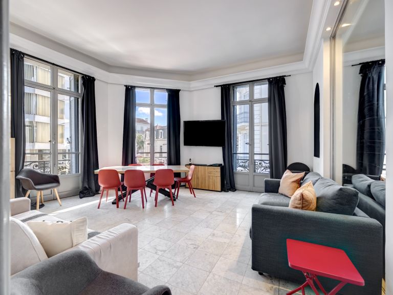 luxury apartment 5 Rooms for sale on CANNES (06400)