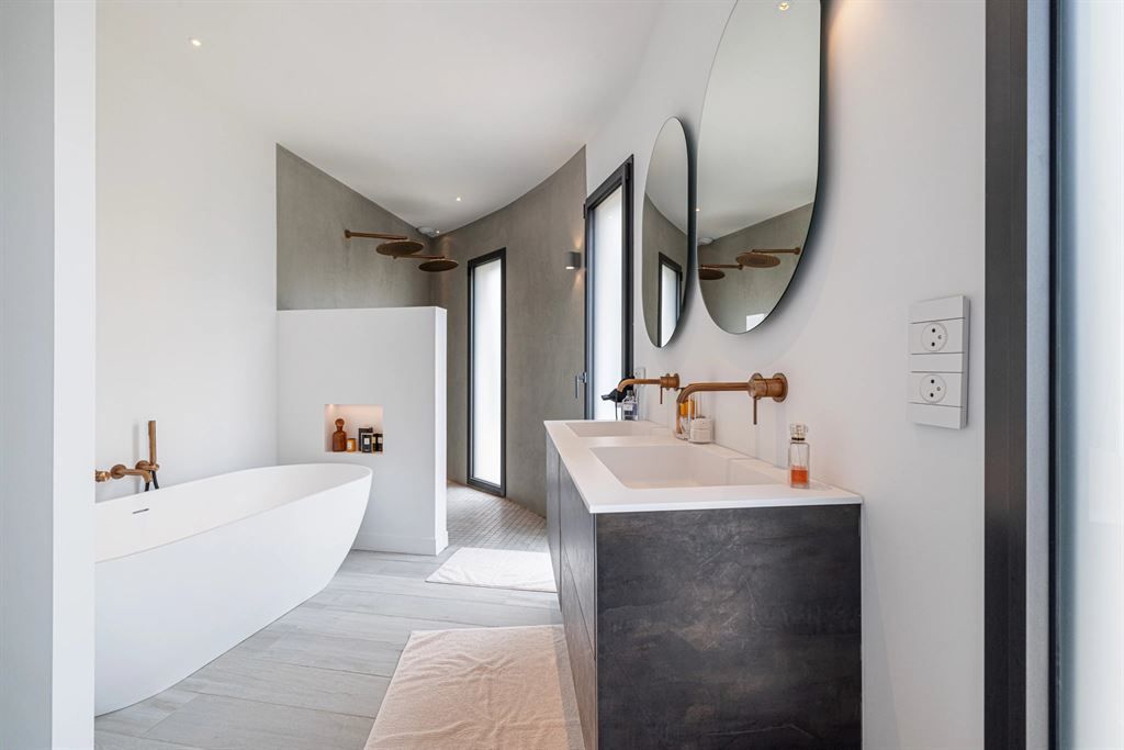 luxury villa 7 Rooms for sale on OPIO (06650)