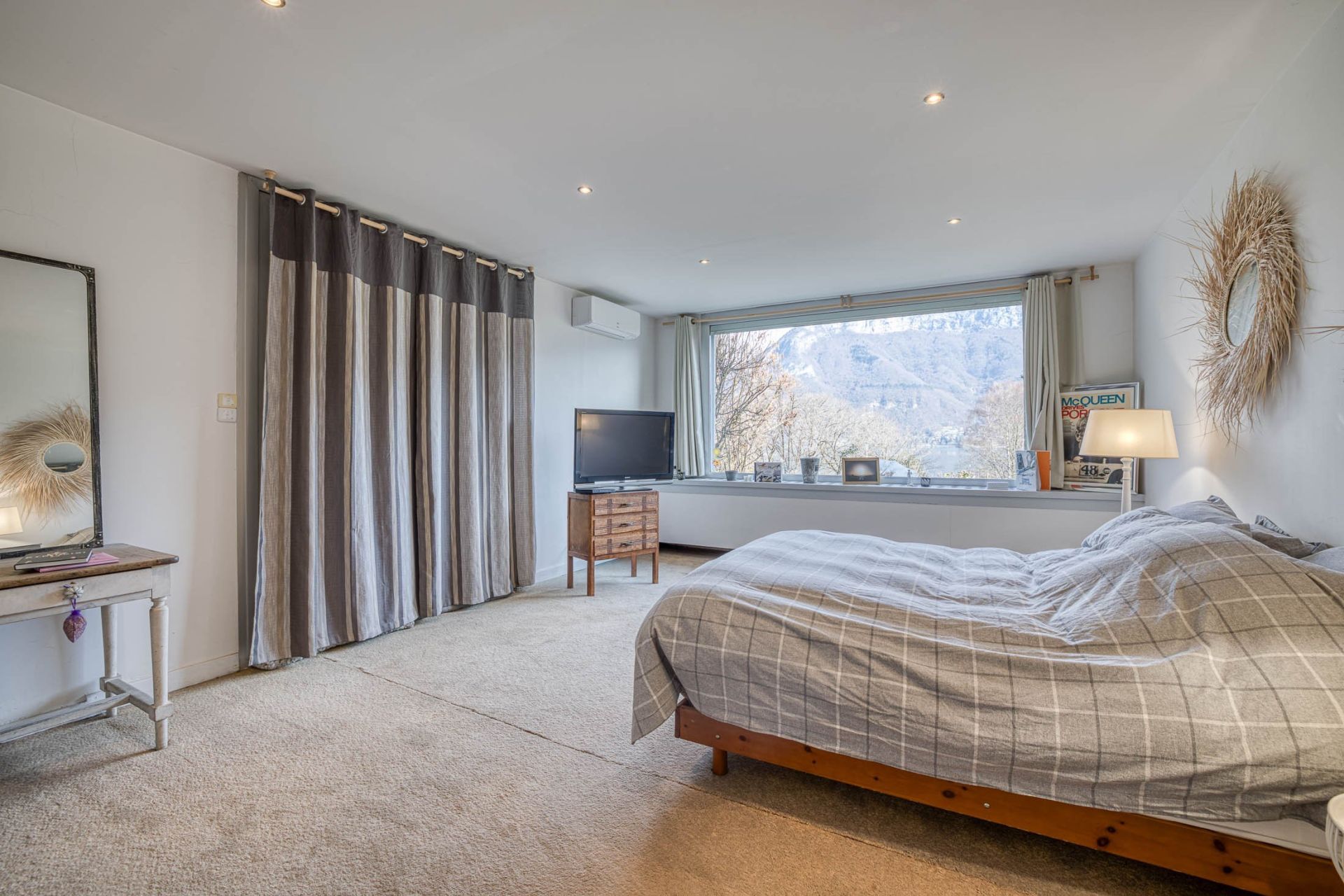 luxury apartment 6 Rooms for sale on SEVRIER (74320)