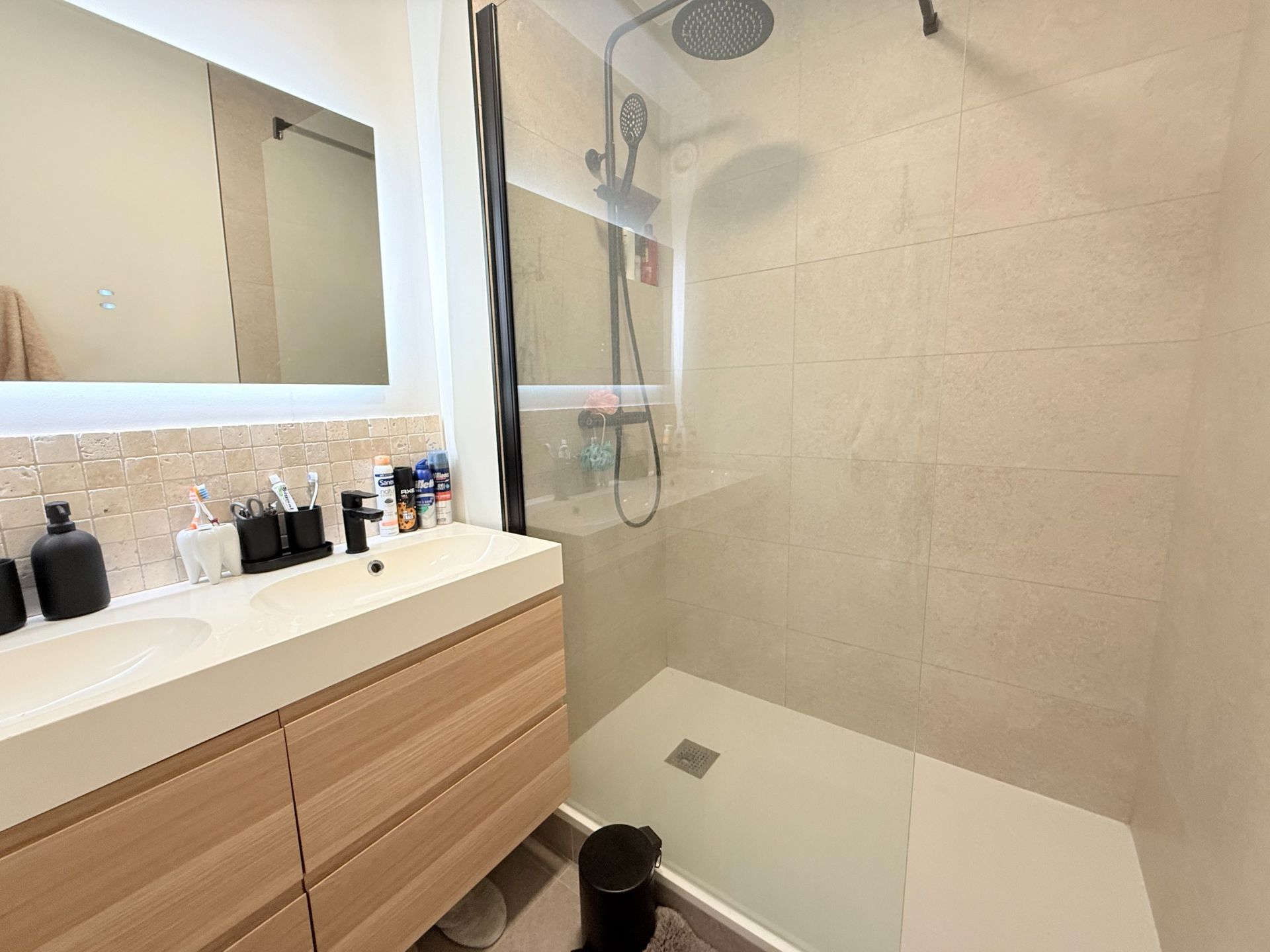 luxury apartment 3 Rooms for rent on LA MADELEINE (59110)