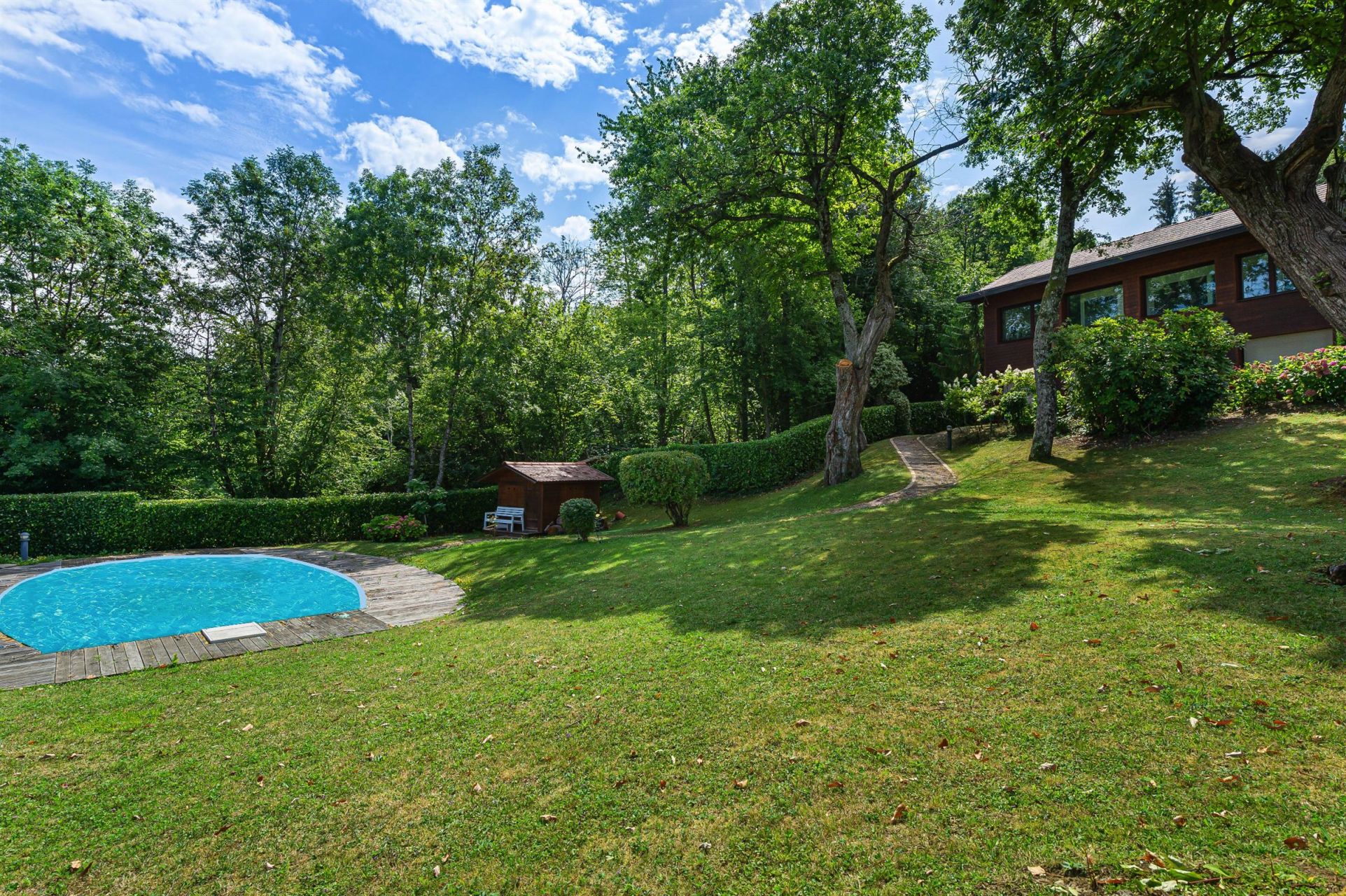 luxury villa 6 Rooms for sale on NEUVECELLE (74500)