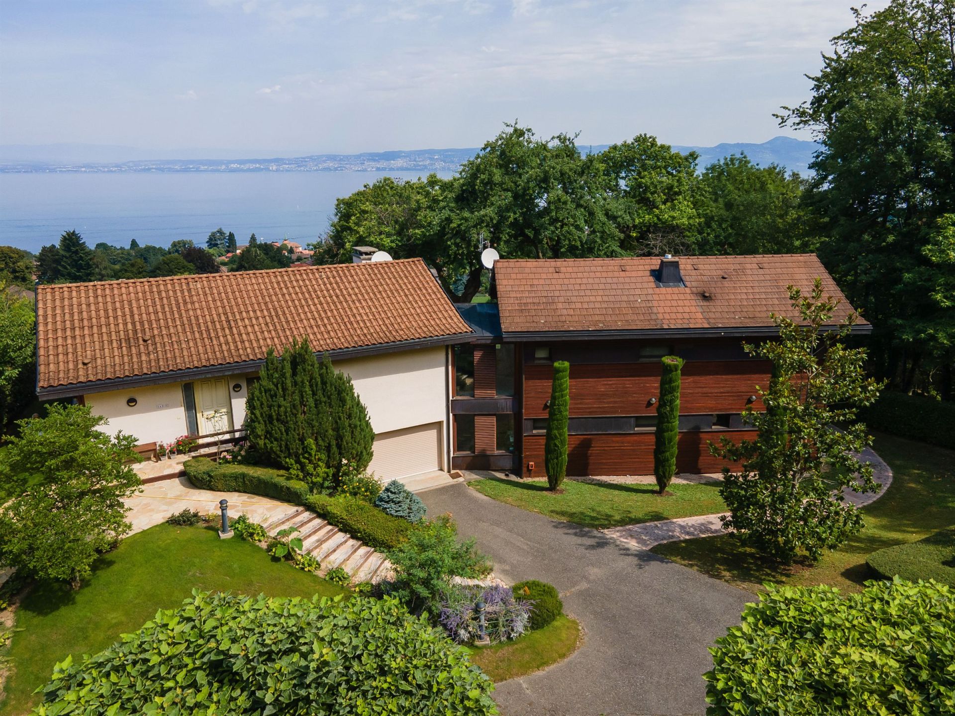 luxury villa 6 Rooms for sale on NEUVECELLE (74500)