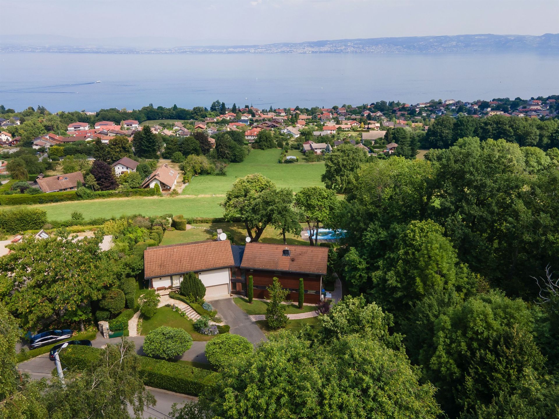luxury villa 6 Rooms for sale on NEUVECELLE (74500)