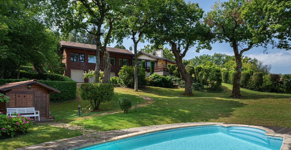 luxury villa 6 Rooms for sale on NEUVECELLE (74500)